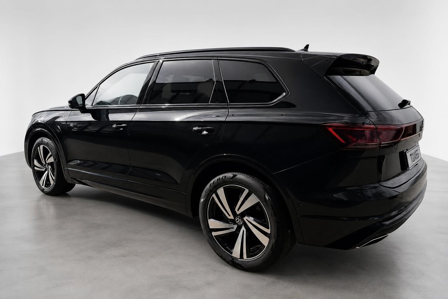 VW Touareg schwarz Seitenansicht hinten mit Leichtmetallfelgen