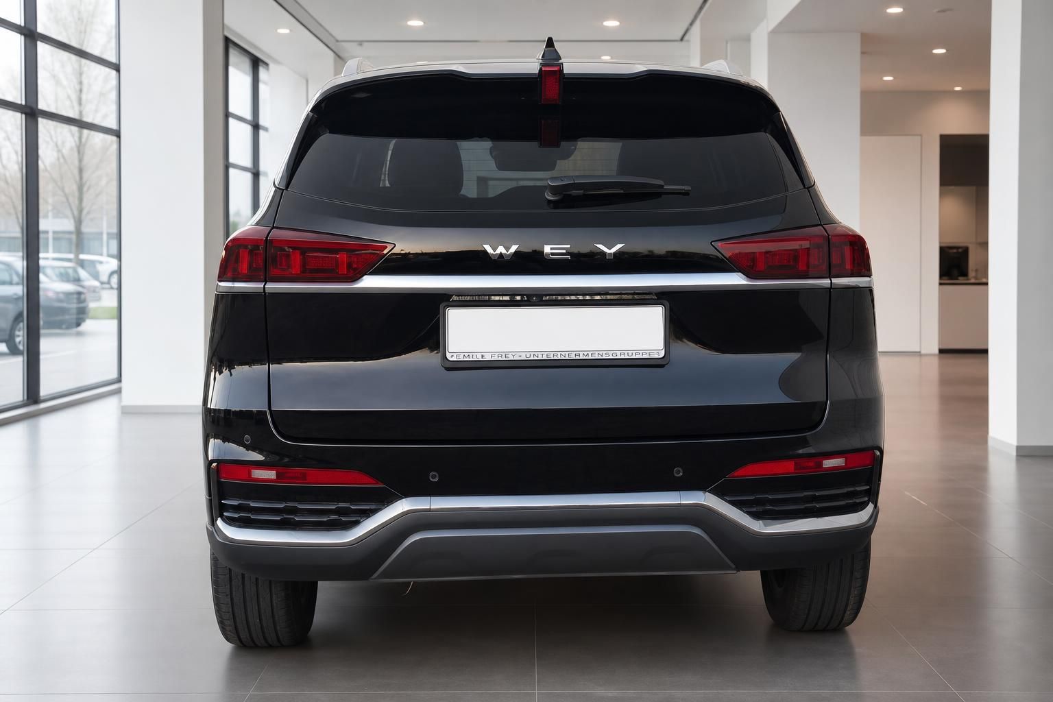 Schwarzer WEY SUV Heckansicht mit Kennzeichenhalter im Showroom
