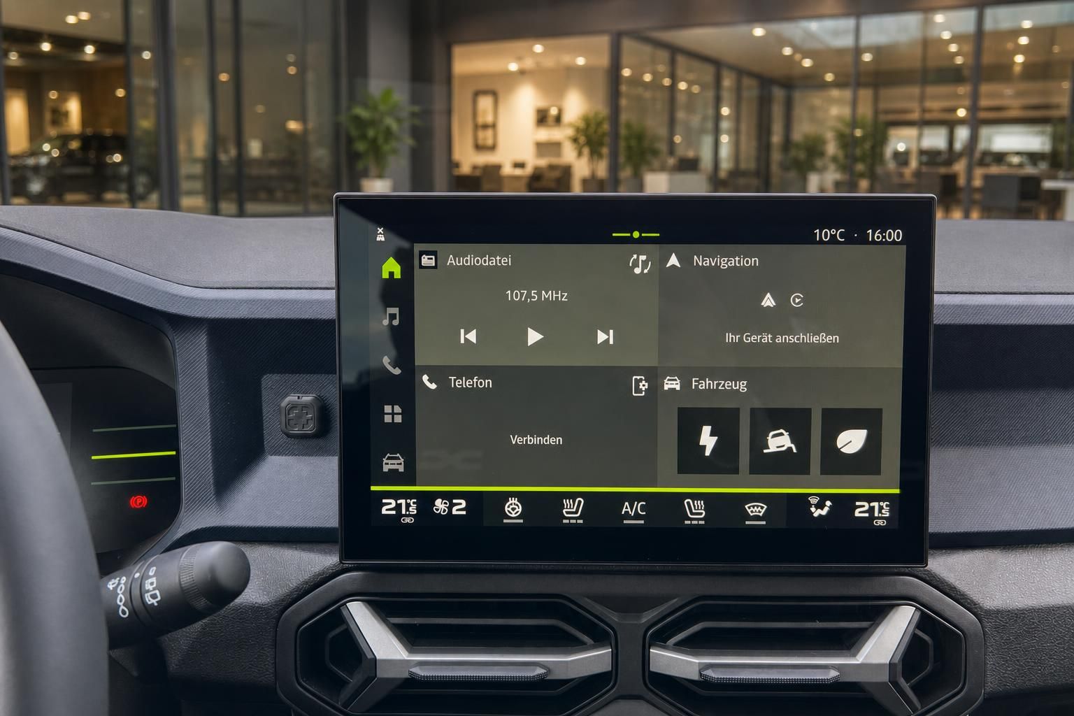 Modernes Infotainment-System mit Touchscreen - Cockpit mit Navigation und Klimasteuerung