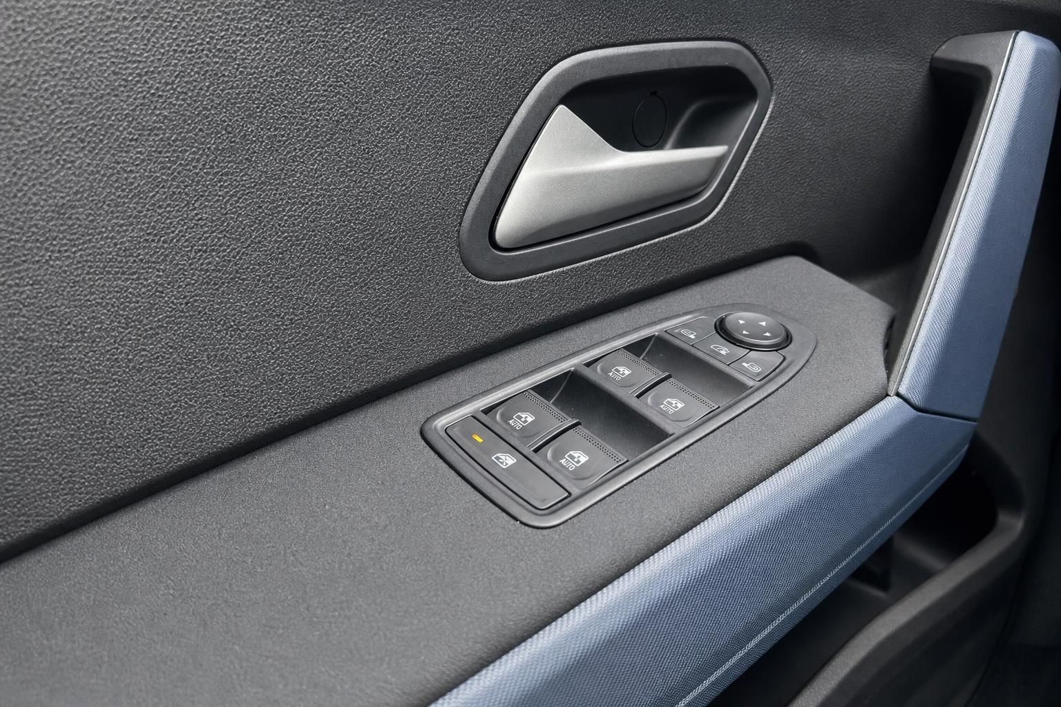Detailaufnahme der Fahrzeugtür-Bedienelemente und Fensterheber-Schalter