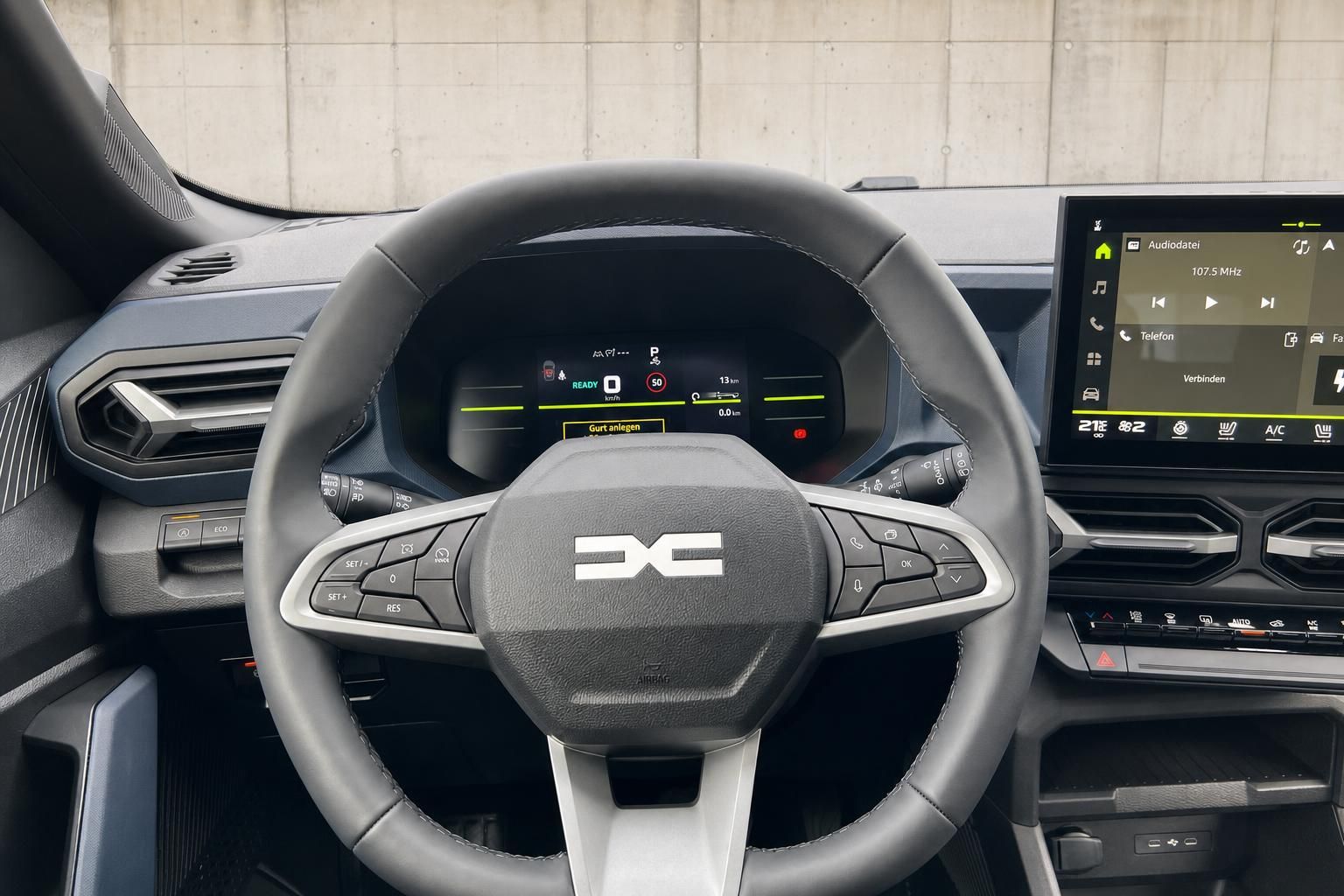 Dacia Lenkrad mit Digital-Instrumentencluster und Infotainment-Display