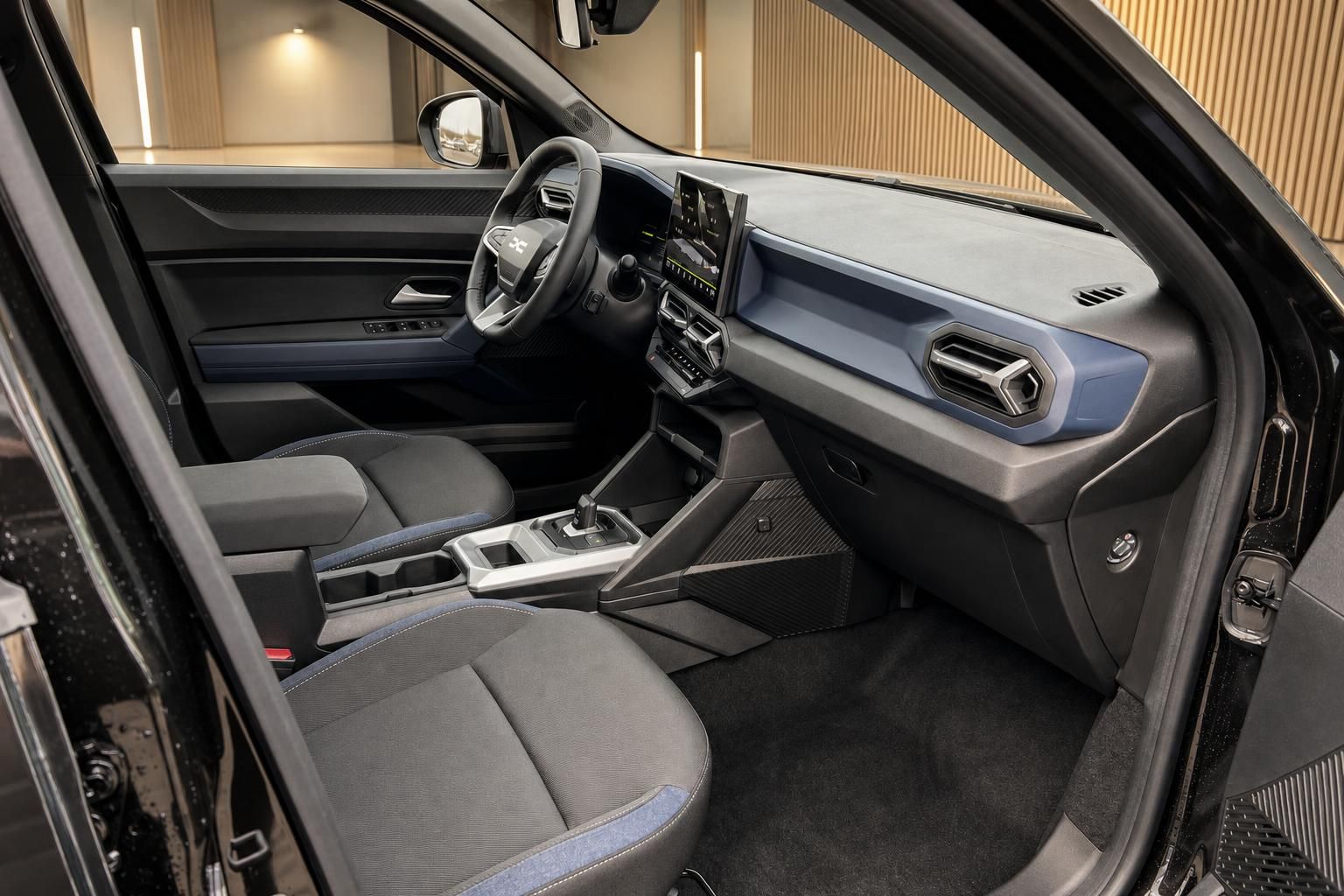 Fahrzeuginnenraum mit modernem Dashboard, Touchscreen und grauen Sitzen