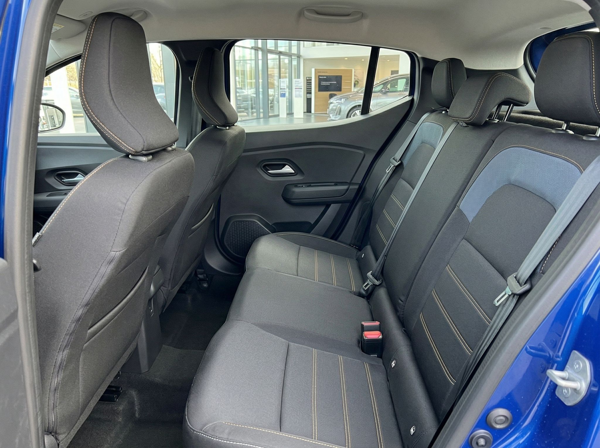 Dacia Auto Rücksitzbank mit grauen Bezügen und Sicherheitsgurten im Fond