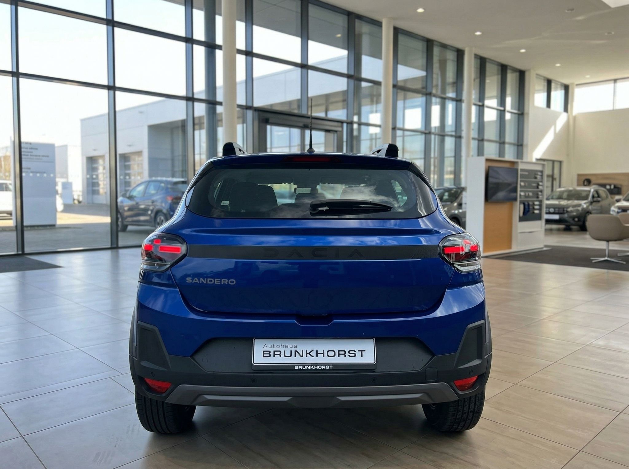 Dacia Sandero Heckansicht in blau im Autohaus Brunkhorst Showroom
