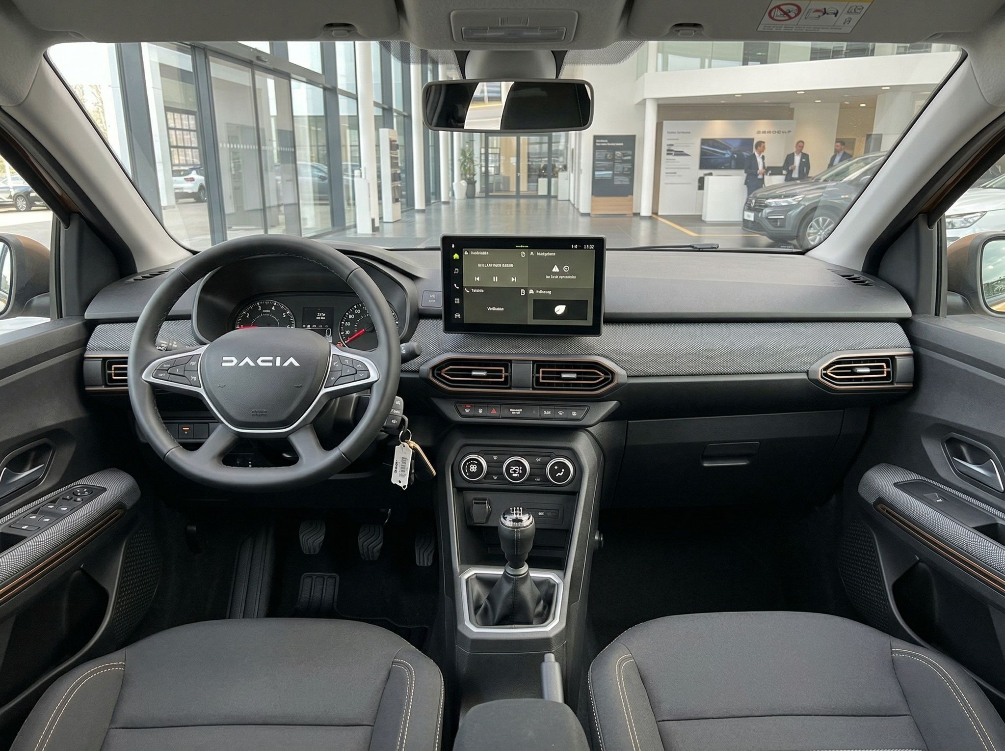 Dacia Fahrzeug Innenraum Cockpit mit Lenkrad, Touchscreen und grauer Ausstattung