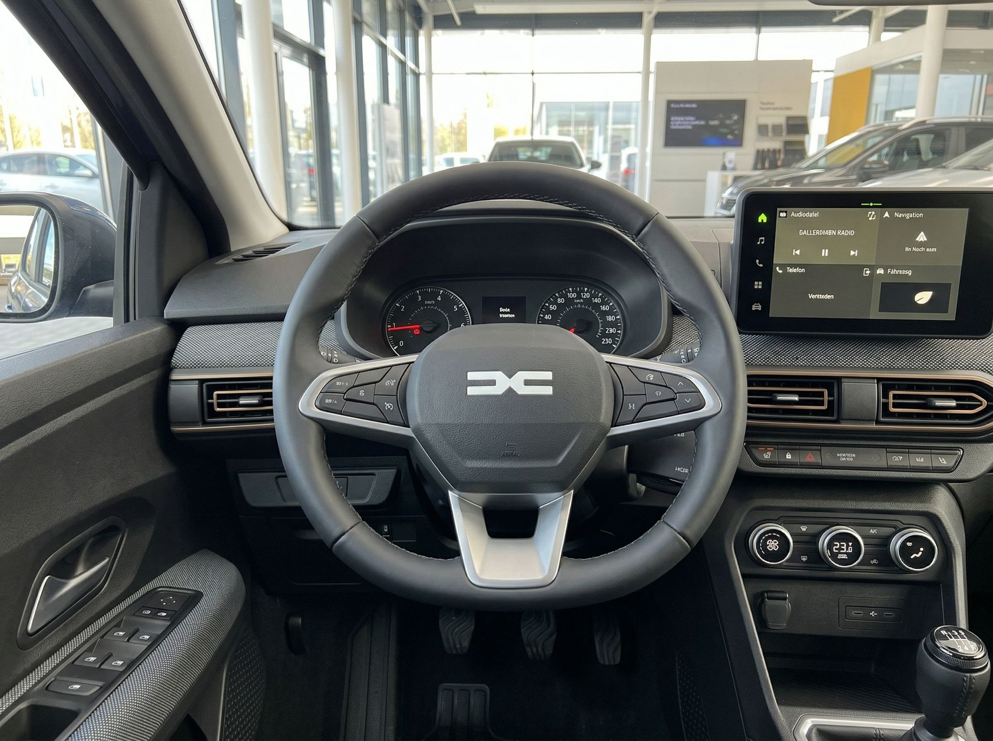 Dacia Auto Armaturenbrett mit Lenkrad, digitaler Anzeige und moderner Bedieneinheit