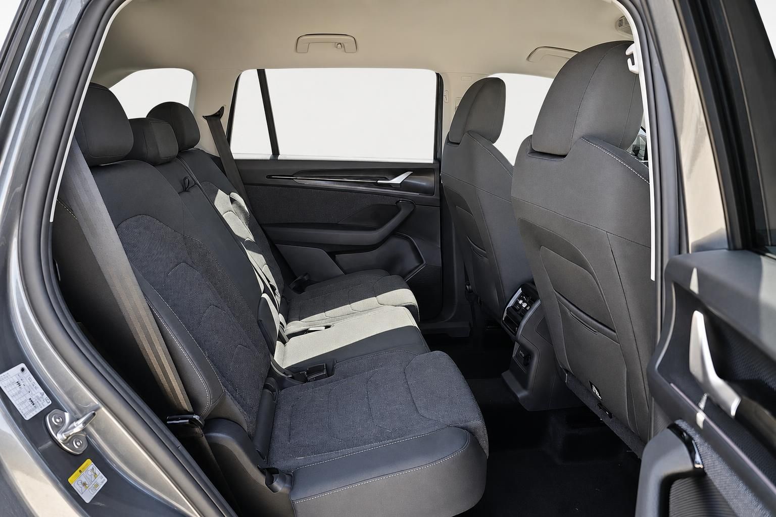 Innenraum eines SUV mit Blick auf die geräumigen Rücksitze