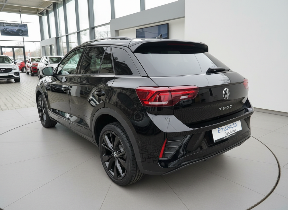 Schwarzer Volkswagen T-ROC SUV Heckansicht im Autohaus Ernst-Auto