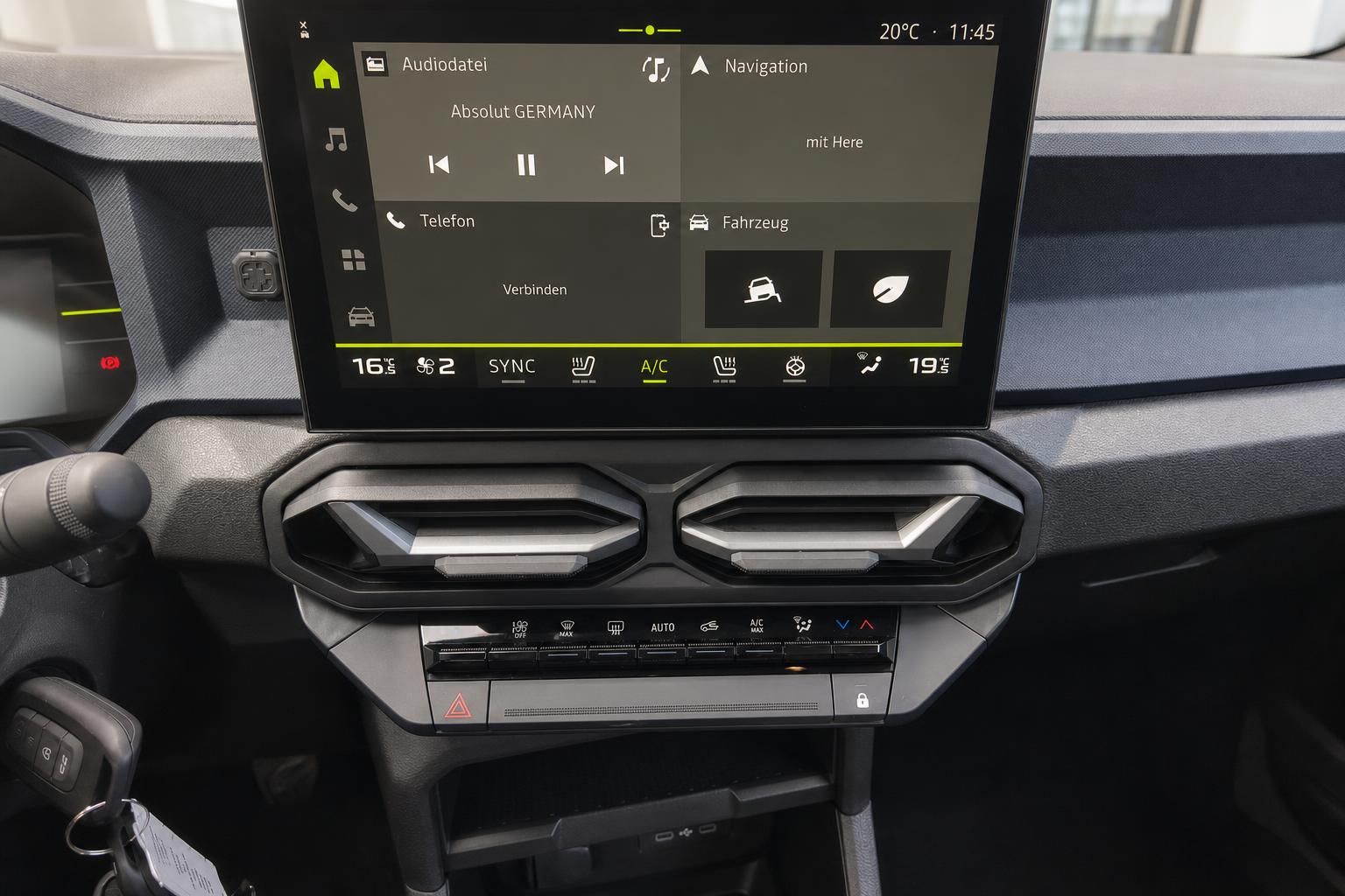 Infotainment-Display und Klimabedienung im Fahrzeug Cockpit