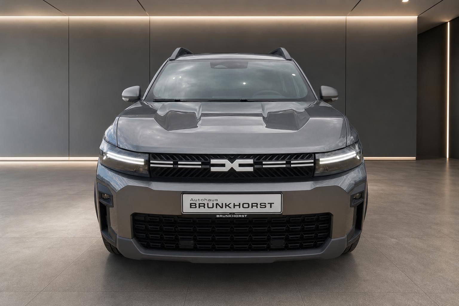 Dacia SUV Frontansicht mit LED-Scheinwerfern beim Autohaus Brunkhorst