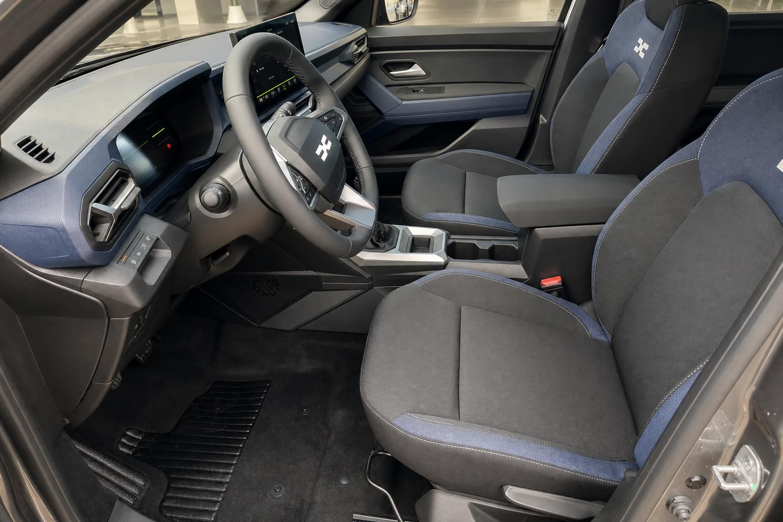 Innenraum Dacia mit blau-schwarzen Sitzen und Cockpit im Detail