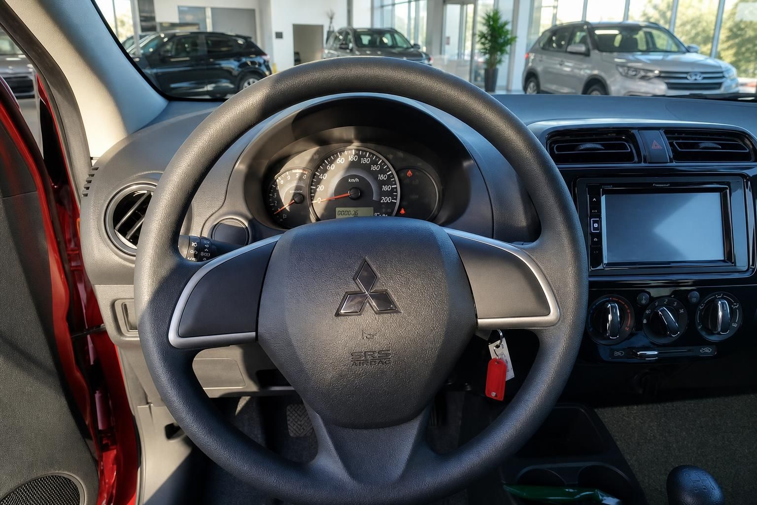 Mitsubishi Space Star Cockpit mit Lenkrad, Tacho und Navigationssystem Innenansicht