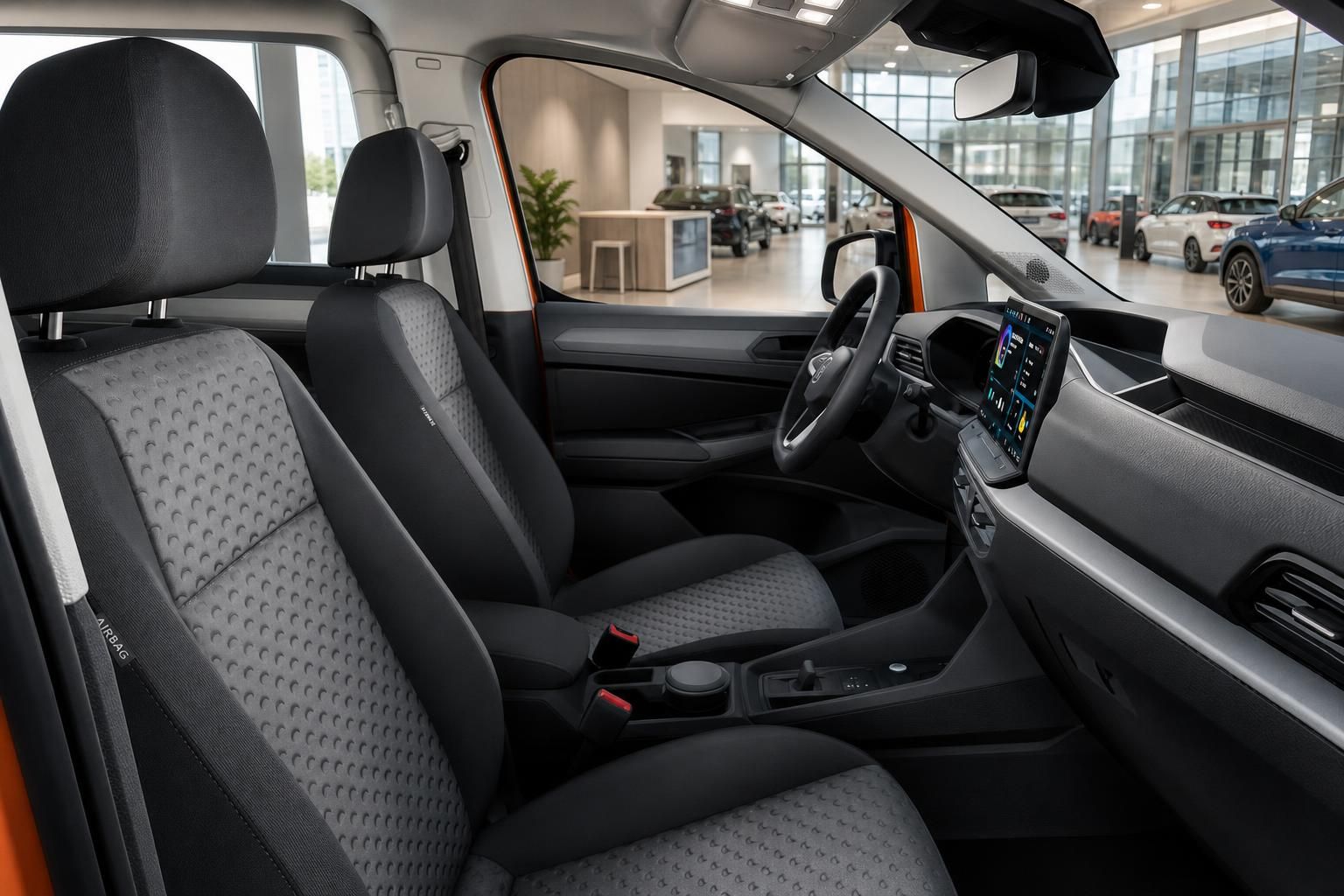 Innenraum VW Caddy mit Sitzen, Lenkrad und digitalem Cockpit