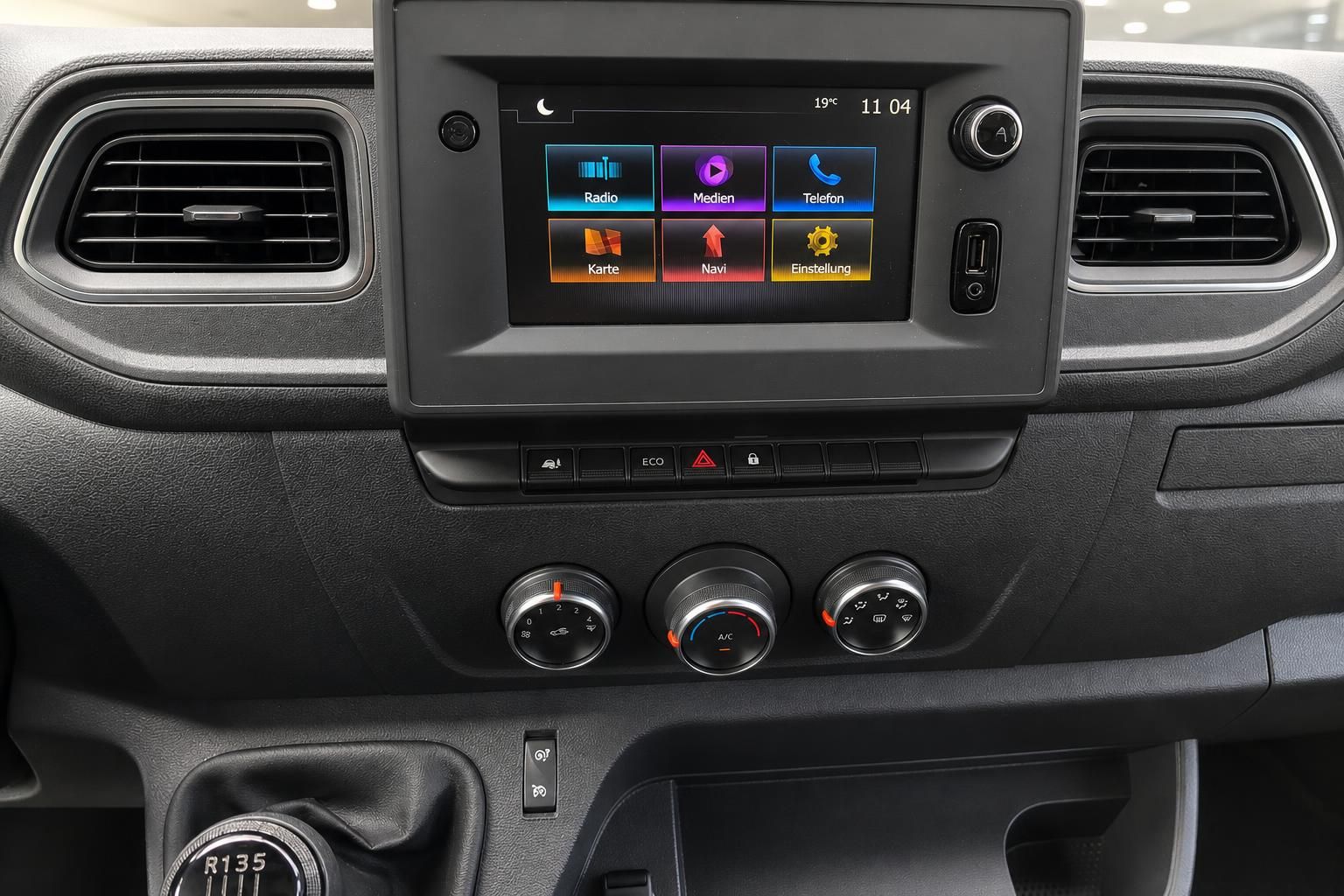 Renault Master Infotainment-System mit Navi, Radio und Klimabedienung im Armaturenbrett