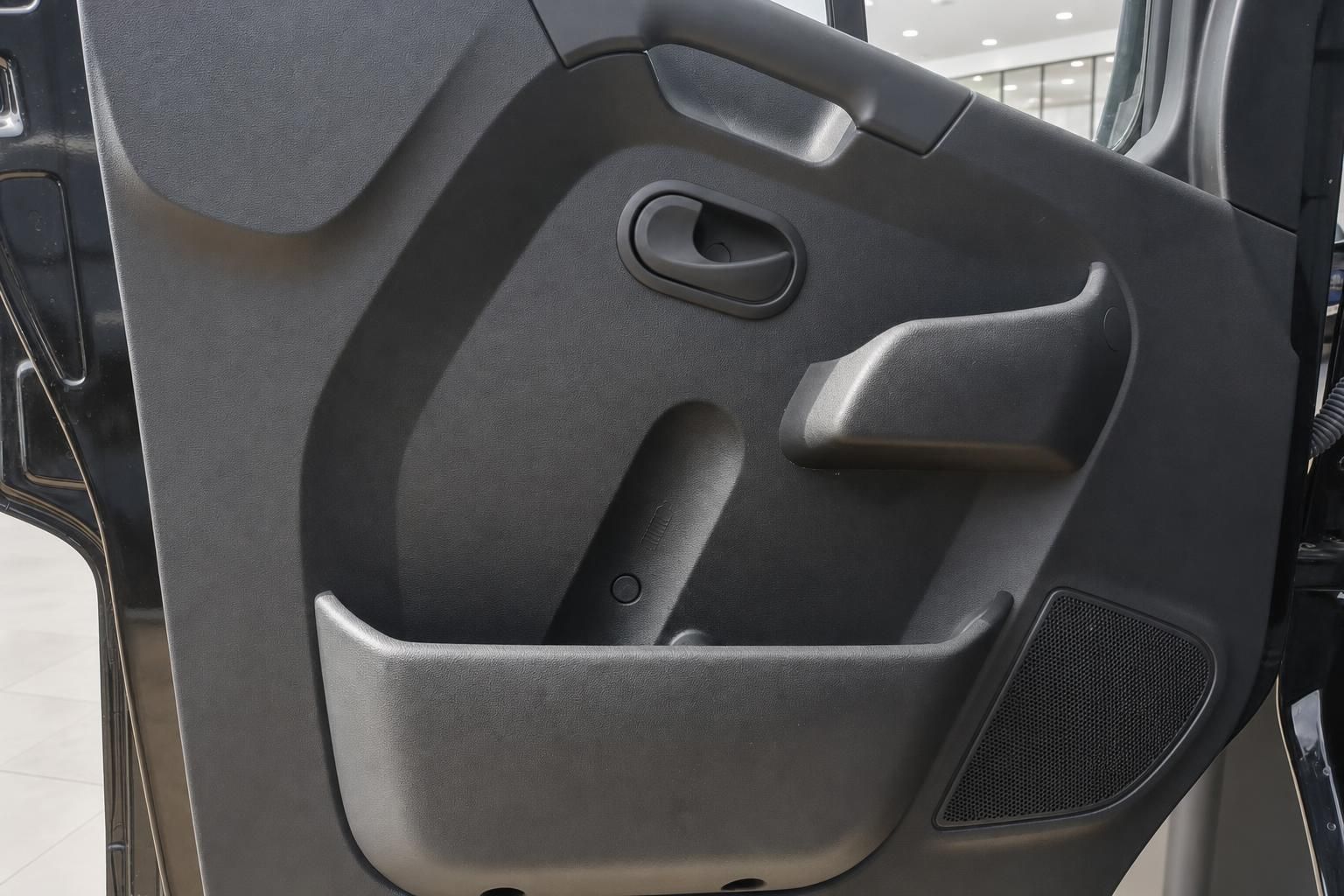 Renault Master Türverkleidung innen – Türgriff, Ablage und Lautsprecher in Nahaufnahme