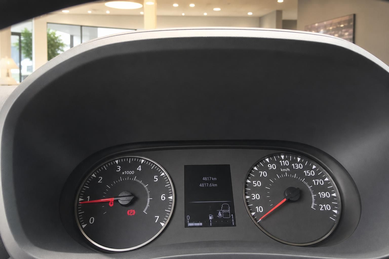Fahrzeug Tacho mit 4817 km Kilometerstand – Drehzahlmesser und Tachometer Nahaufnahme