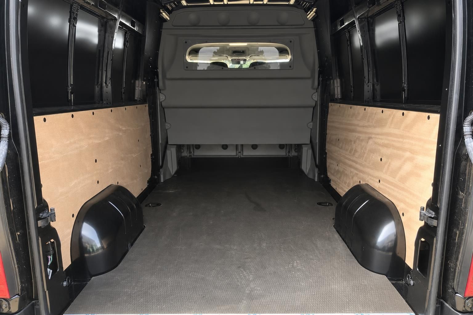 Laderaum Transporter mit Holzverkleidung und Gummiboden – leerer Lkw Innenraum
