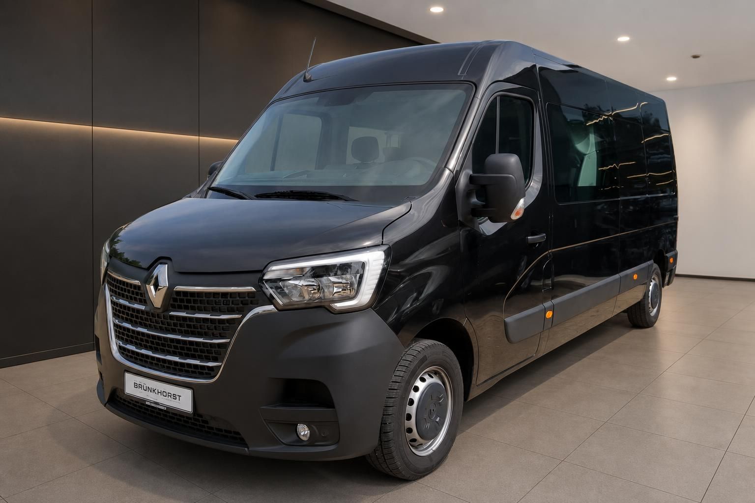 Renault Master schwarz Frontansicht schräg im Autohaus Brünkhorst