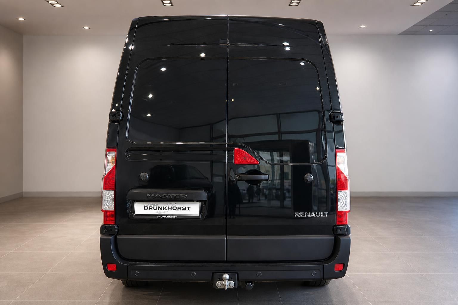 Renault Master schwarzer Kastenwagen Heckansicht mit Anhängerkupplung im Autohaus