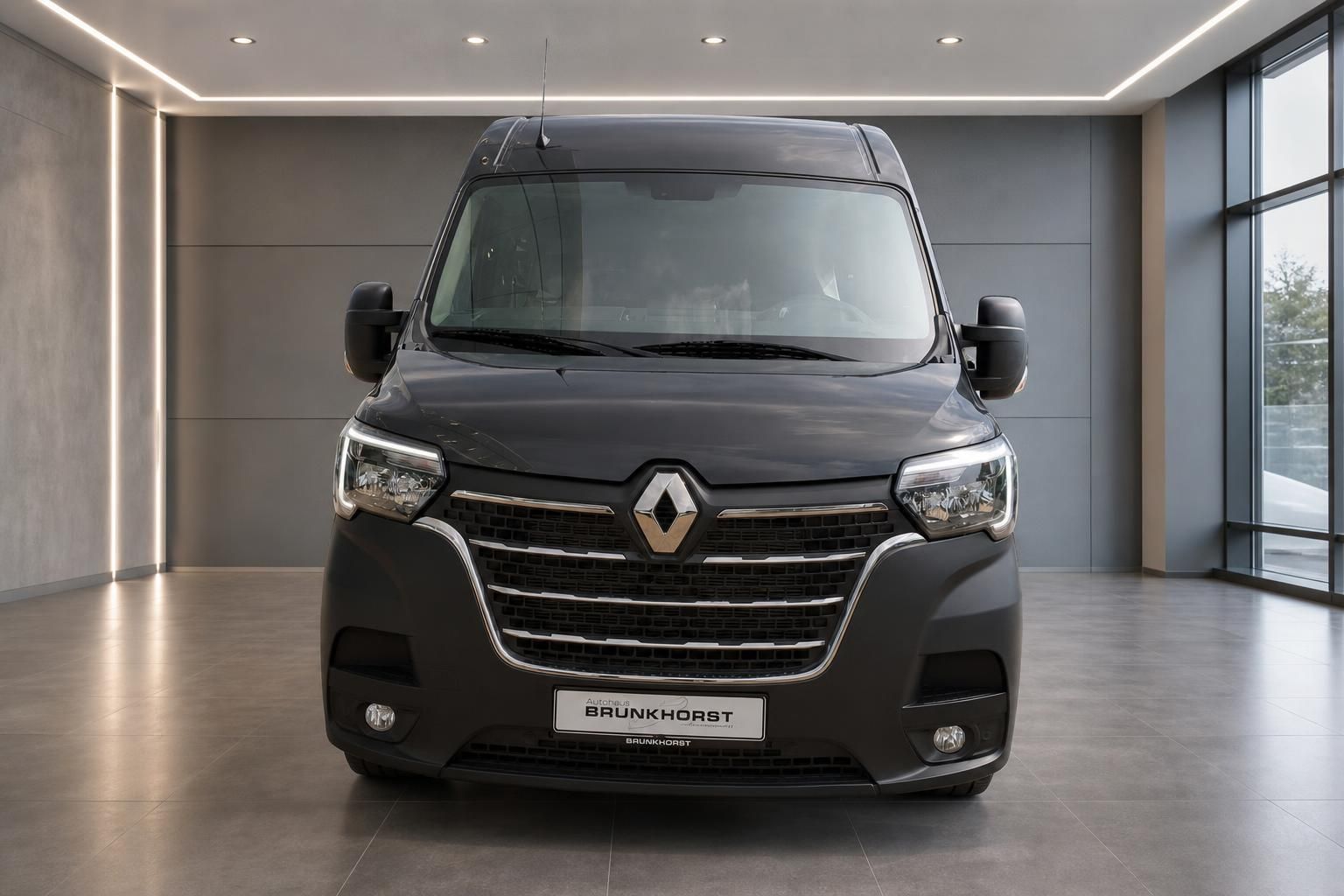 Renault Master dunkelgrau frontale Außenansicht mit LED-Scheinwerfern im Showroom