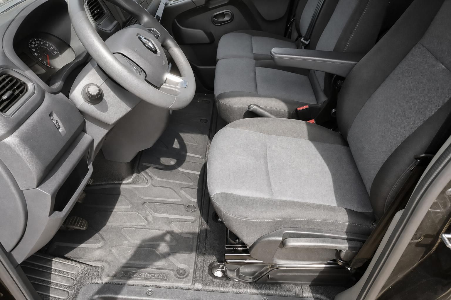 Renault Master Innenraum Fahrerseite mit Lenkrad, Sitzen und Fußmatten