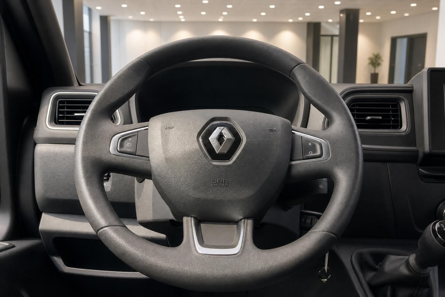 Renault Master Innenraum – Lenkrad mit Logo und Multifunktionstasten in der Nahaufnahme