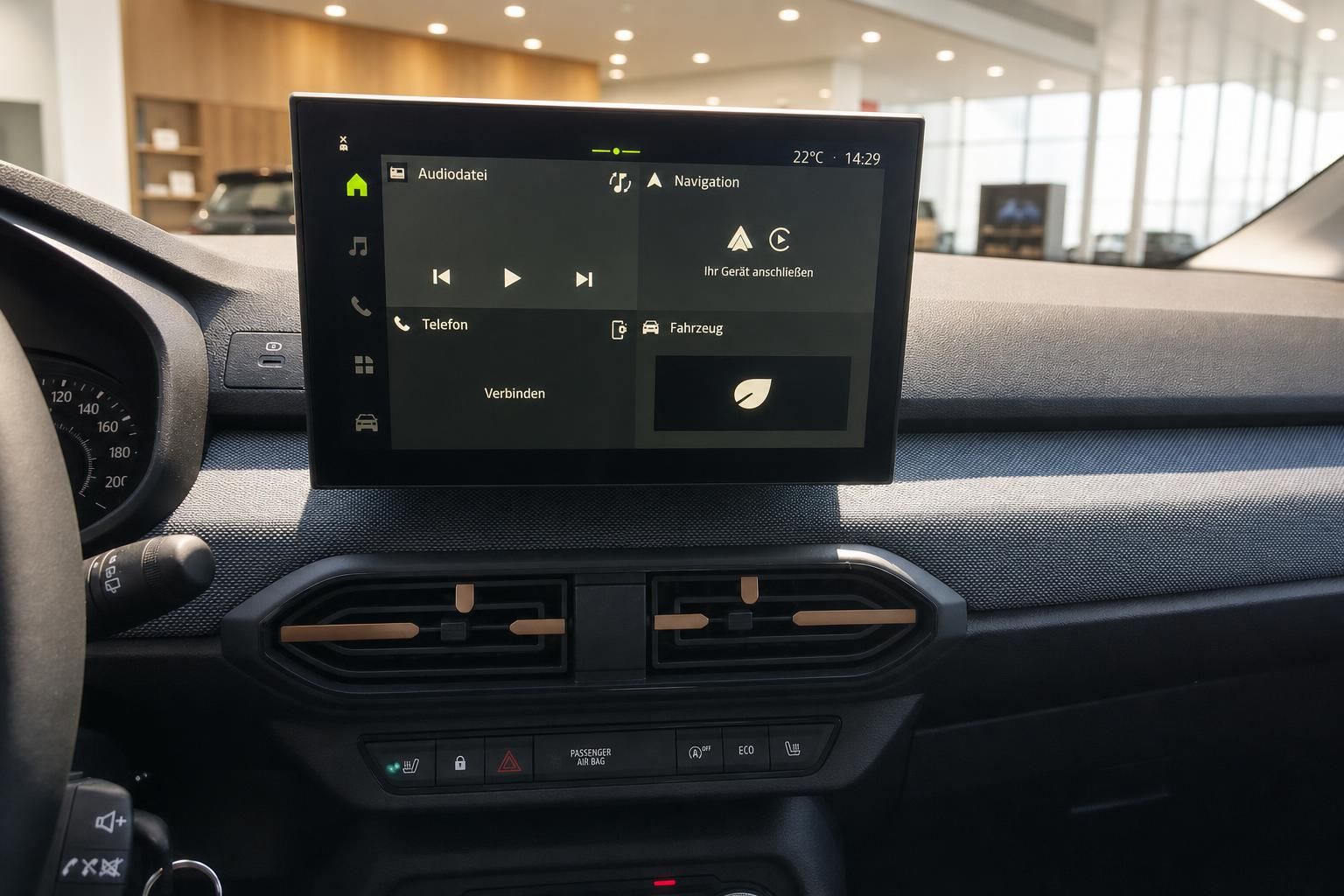 Infotainment-Display mit Navigation und Telefon im Fahrzeug