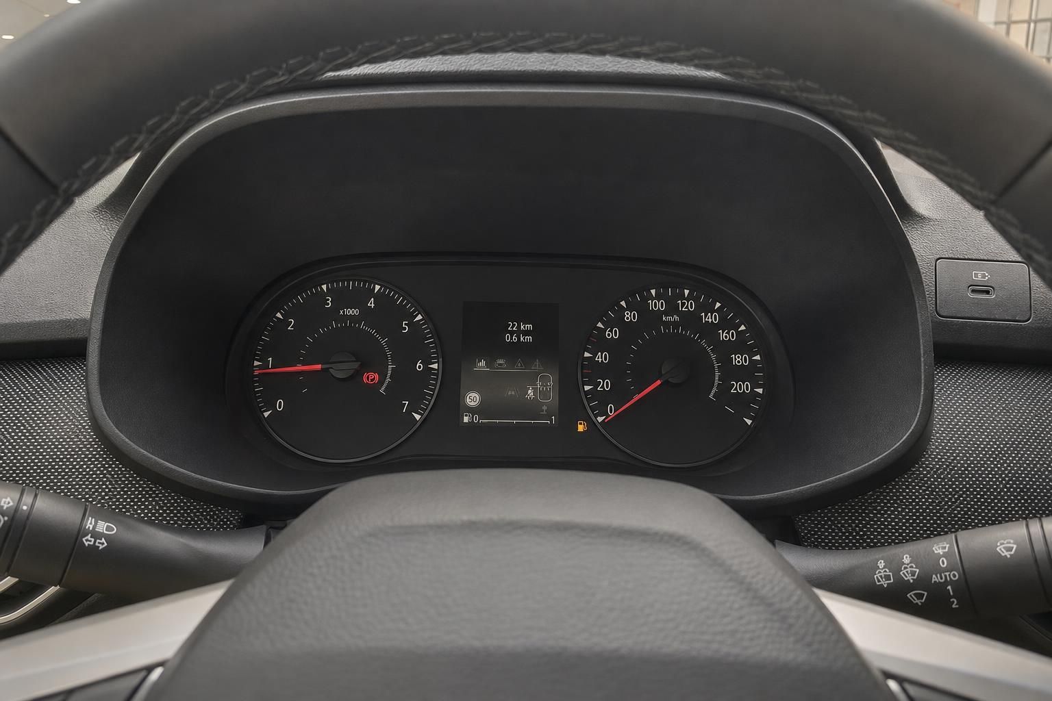 Cockpit Tacho und Drehzahlmesser im Fahrzeuginnenraum