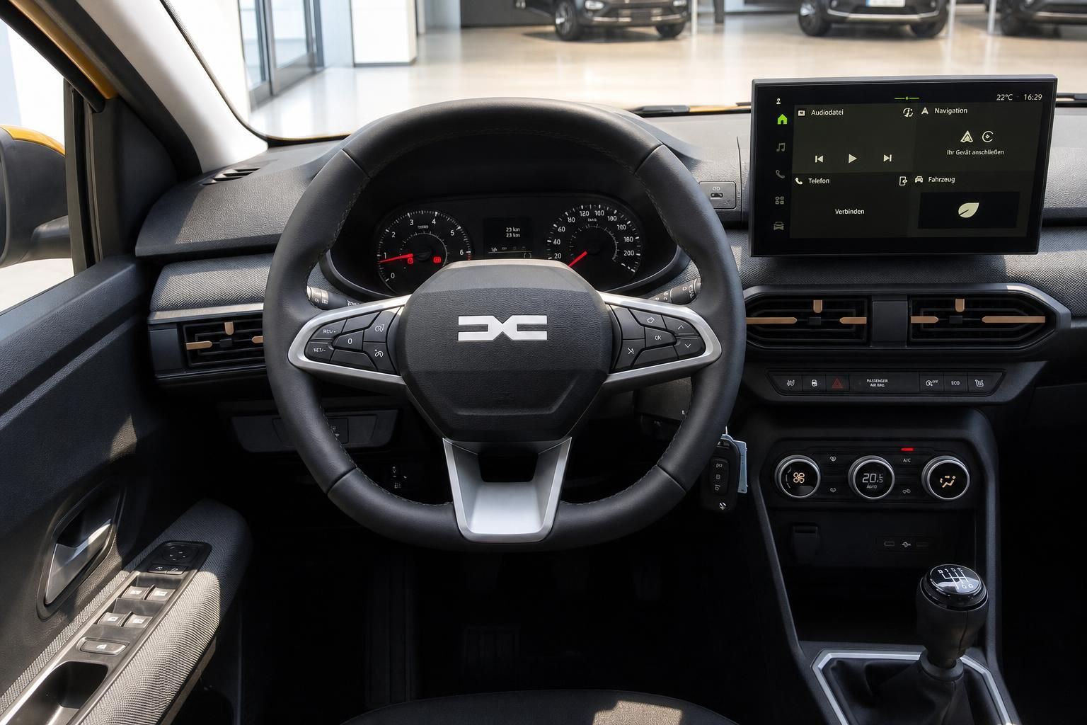 Dacia Cockpit mit Lenkrad und Multimedia-Display im Autohaus