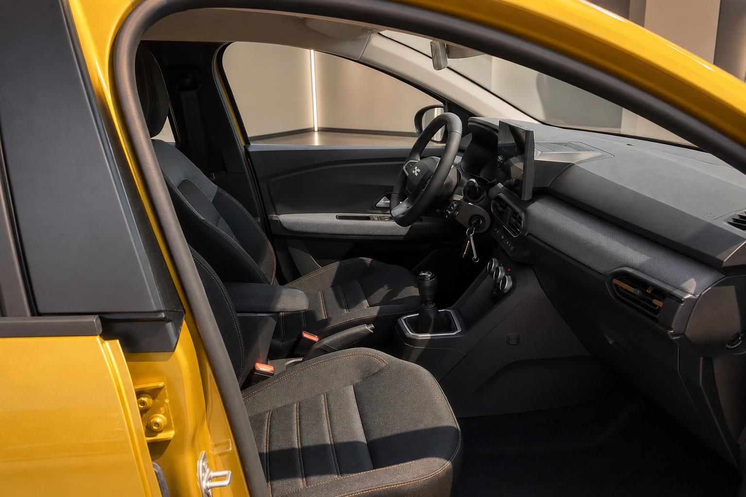 Dacia Sandero Innenraum, Blick auf Cockpit und Vordersitze