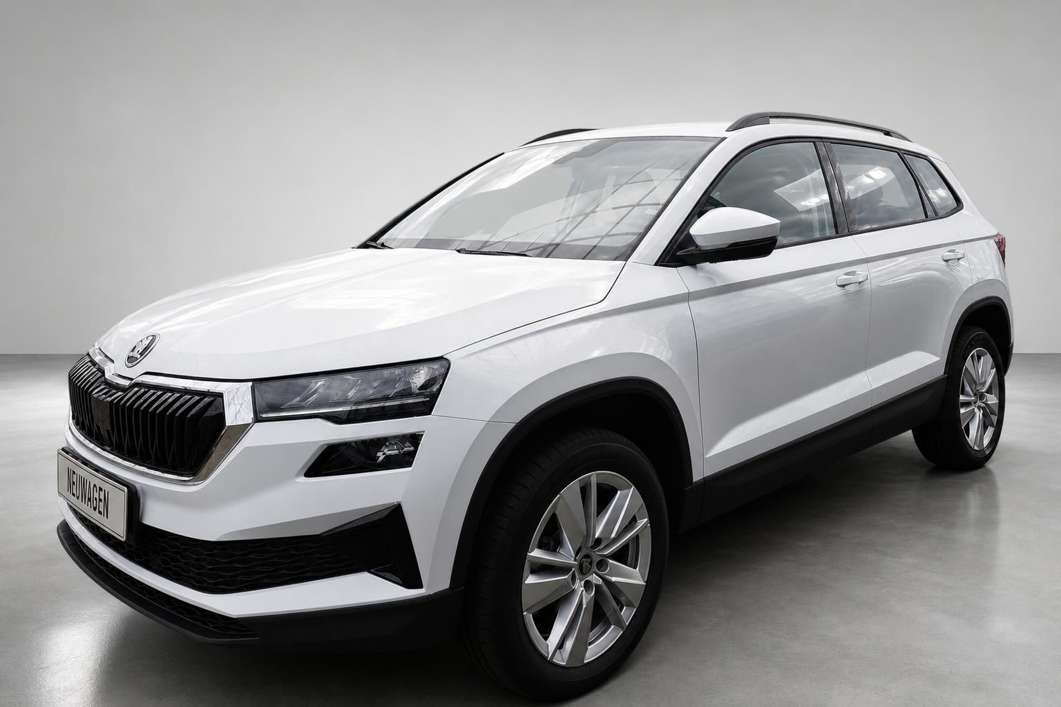 Skoda Karoq weiß SUV Frontansicht Studioaufnahme Neuwagen