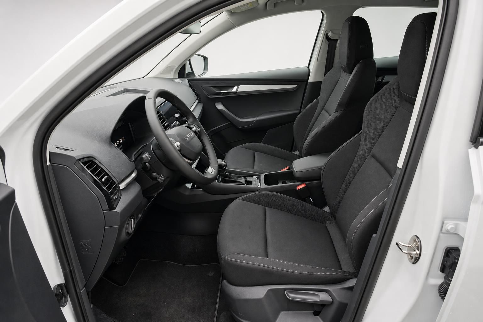 Skoda Karoq Fahrersitz und Cockpit von Fahrertür aus gesehen