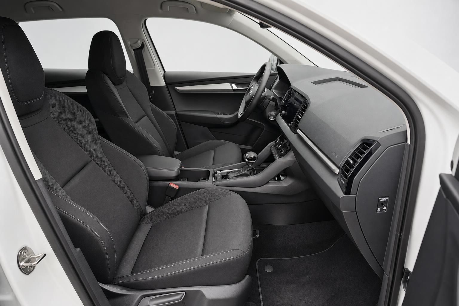 Skoda Karoq Innenraum Vordersitze und Armaturenbrett in Schwarz