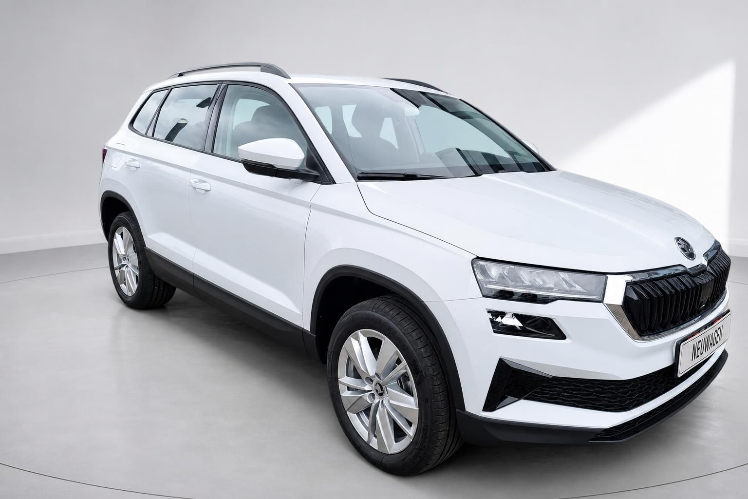 Skoda Karoq weiß SUV Seitenansicht vorne im Studio