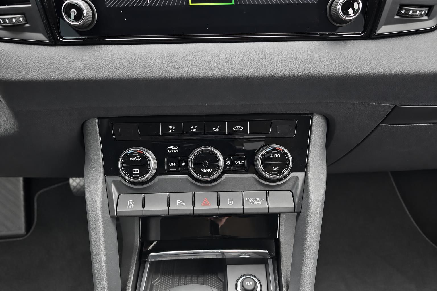 Skoda Karoq Mittelkonsole Klimabedienung und Schalter Detailansicht