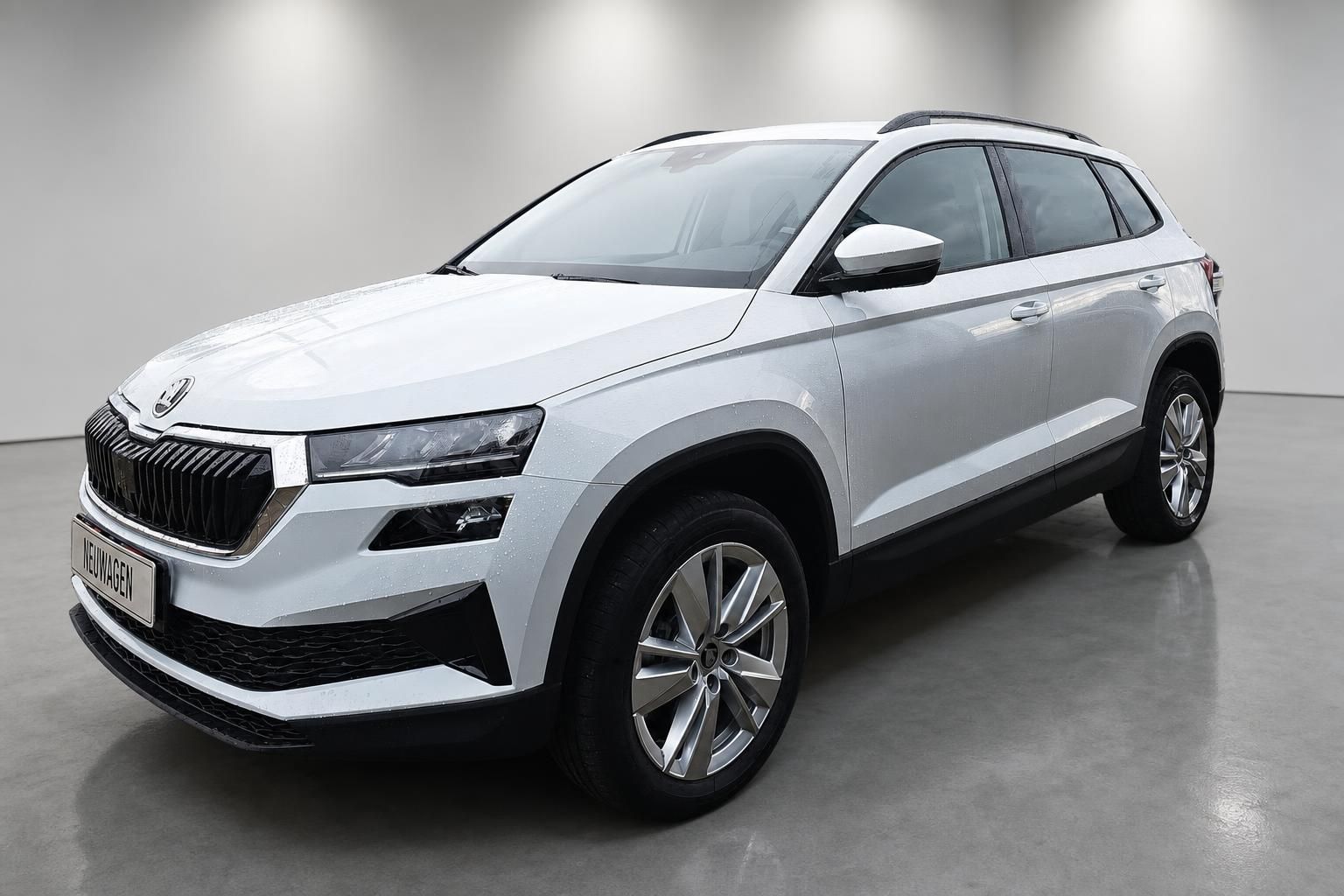 Skoda Karoq weiß SUV Frontansicht schräg im Studio