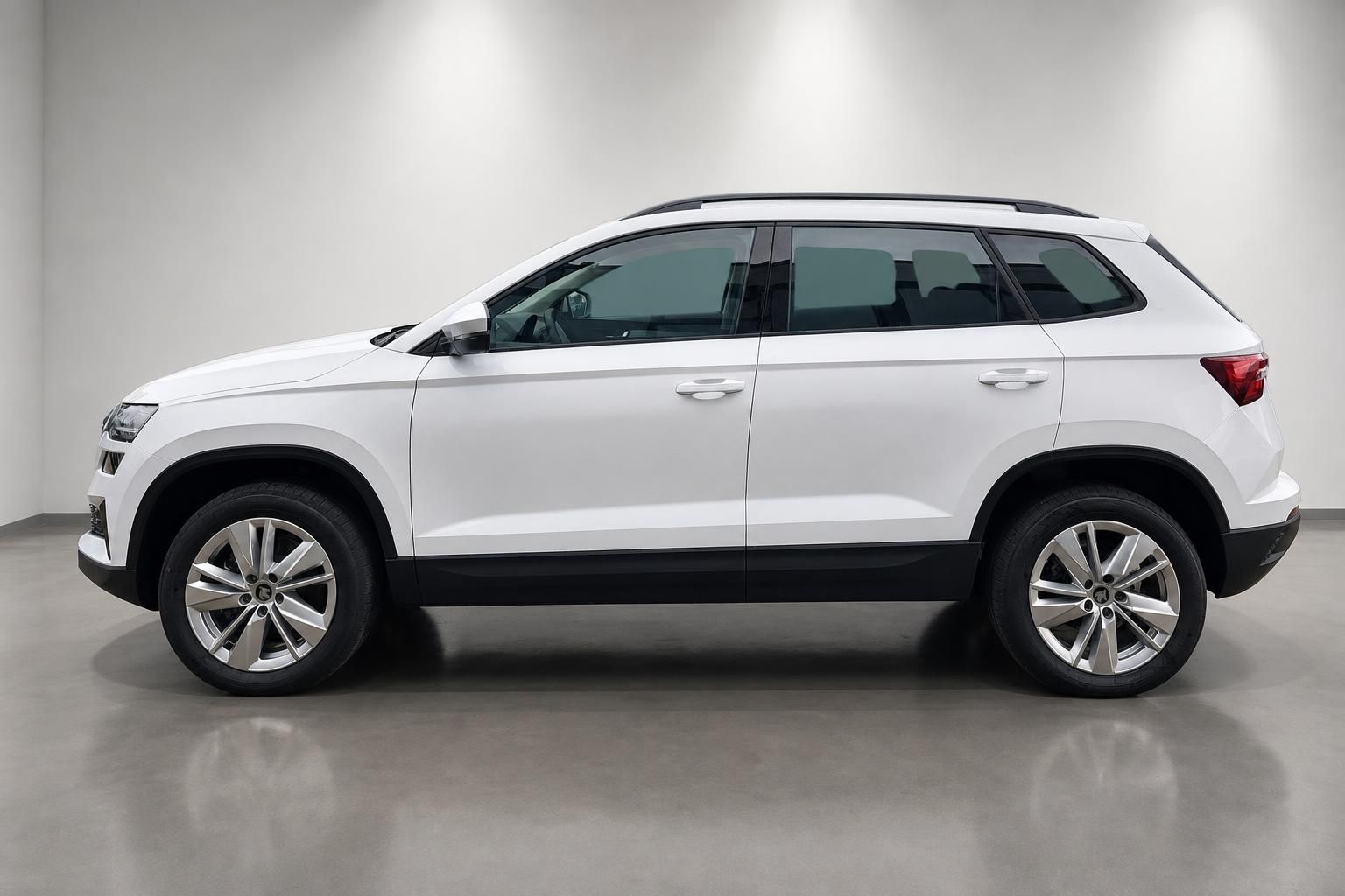 Skoda Karoq weiß SUV Seitenansicht komplett im Studio