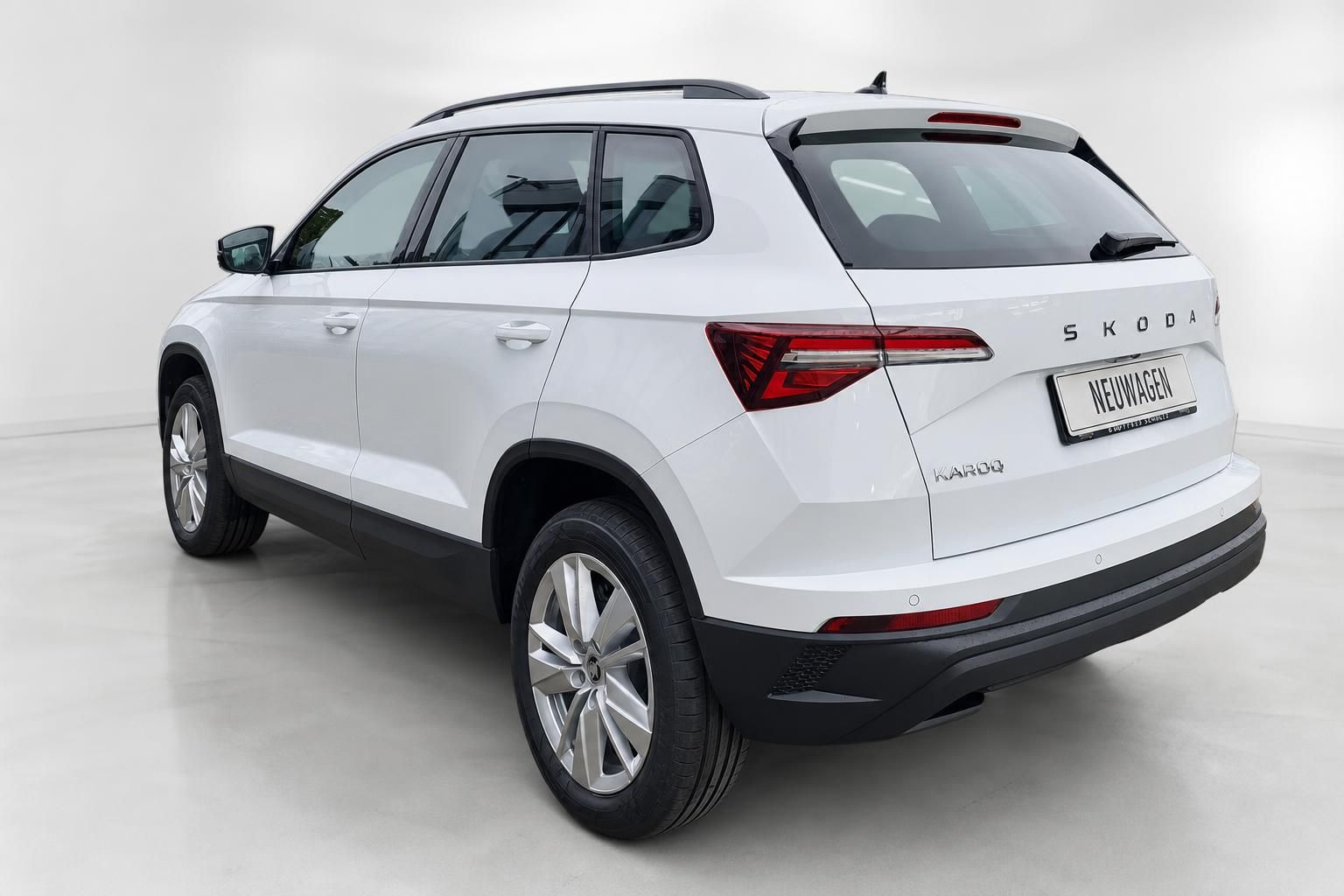 Skoda Karoq weiß Heckansicht schräg im Fotostudio