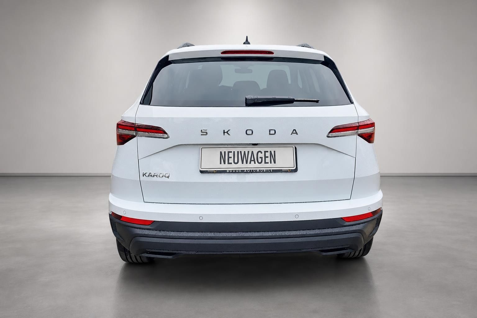 Skoda Karoq weiß Heckansicht Studio