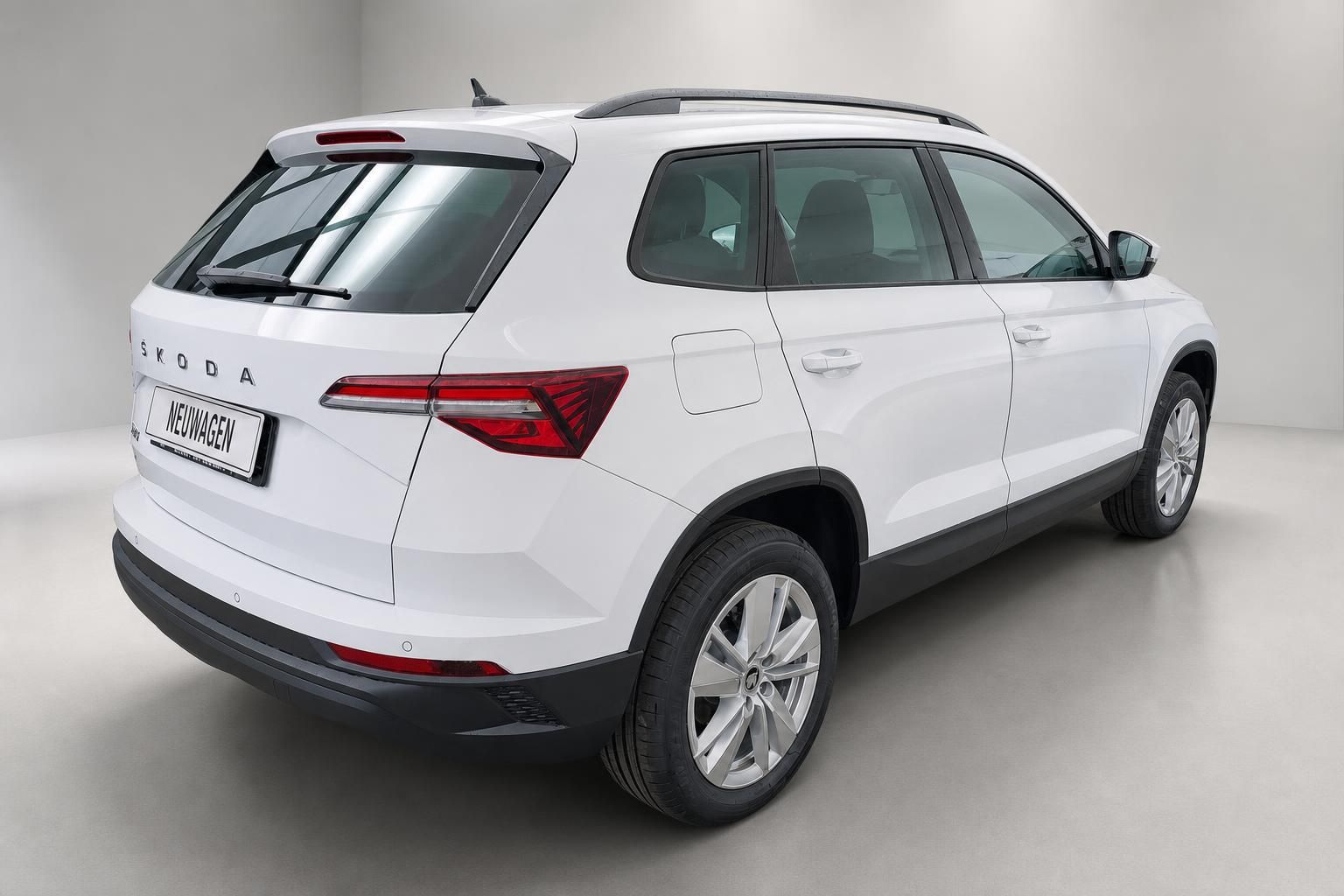 Skoda Karoq weiß Heck seitlich Studioaufnahme