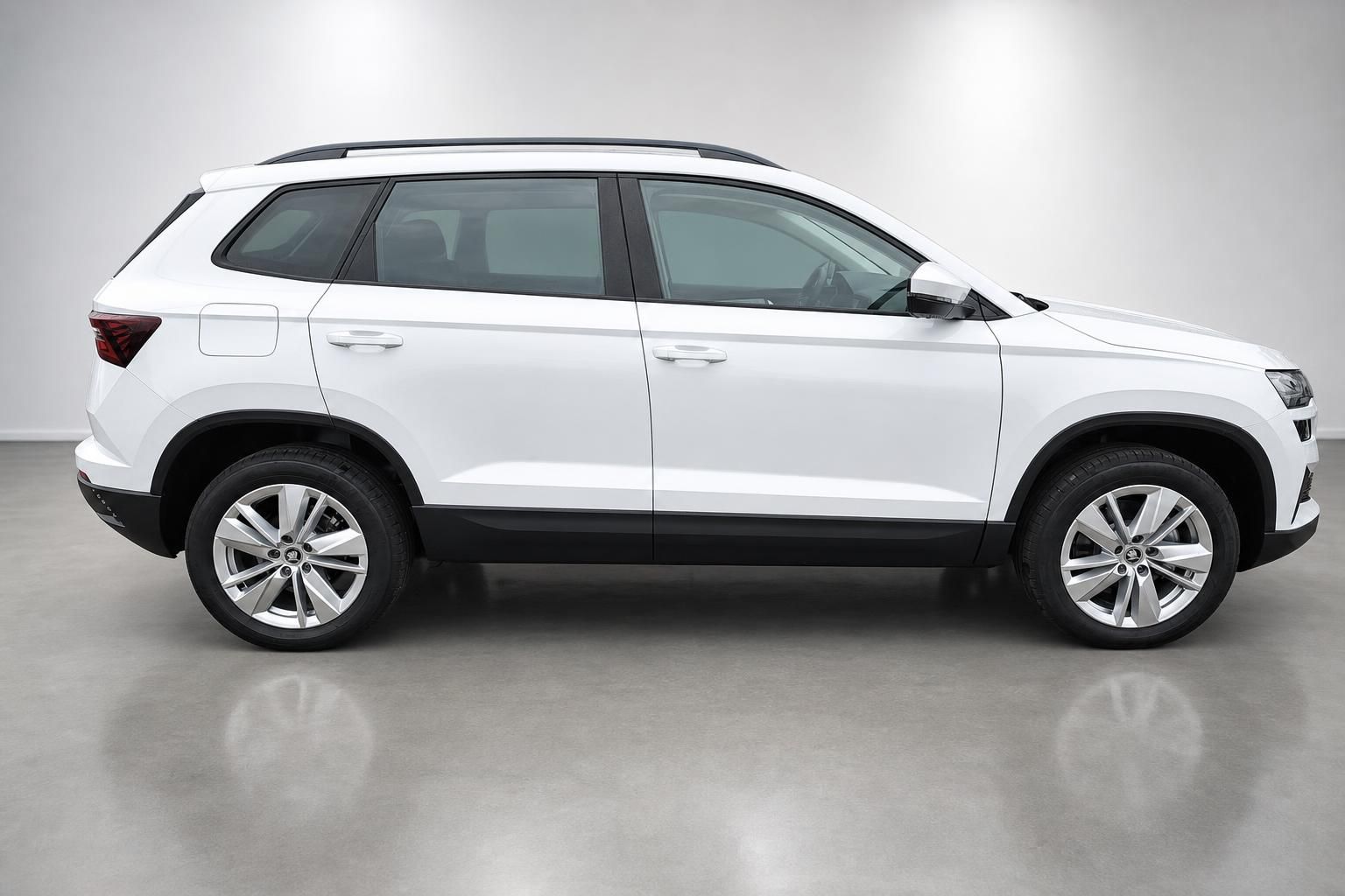 Skoda Karoq weiß Seitenansicht Neuwagen