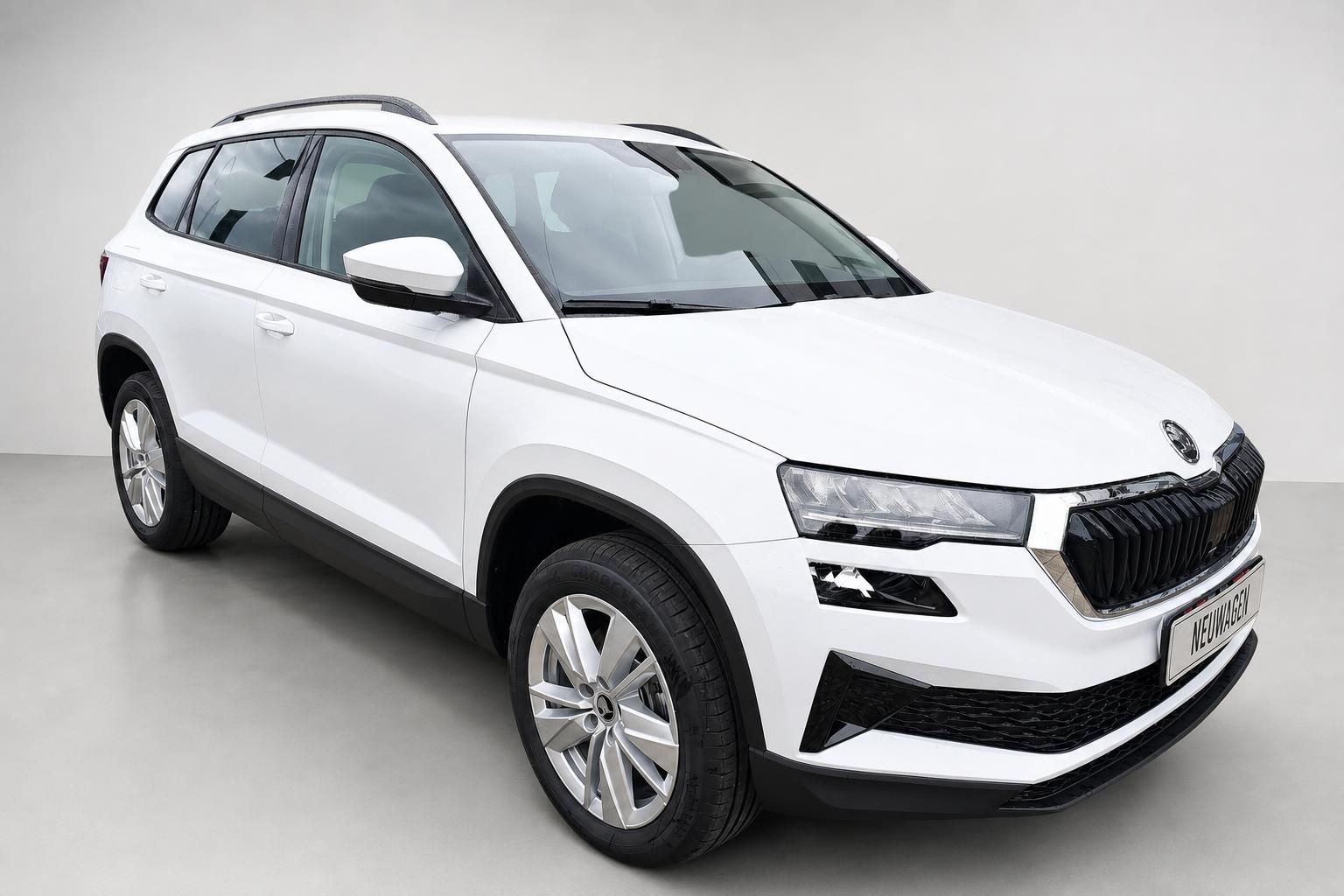 Skoda Karoq weiß Front seitlich Studiofoto