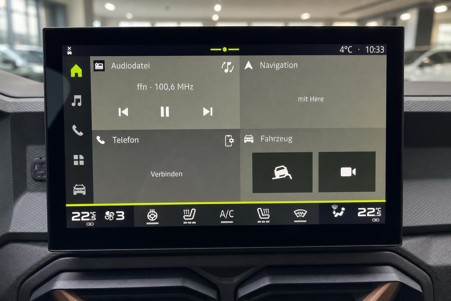 Fahrzeug-Infotainment-Touchscreen mit Navigation, Audio und Klimasteuerung