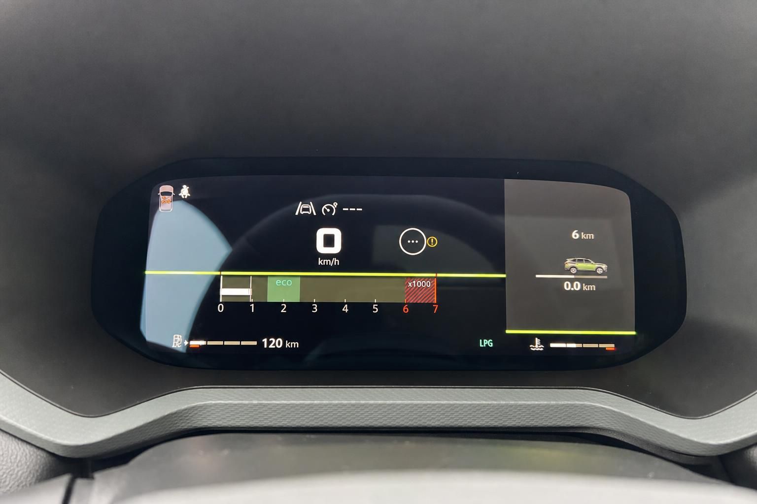 Digitales Kombiinstrument mit Eco-Anzeige und Reichweitenmessung im Fahrzeug-Cockpit