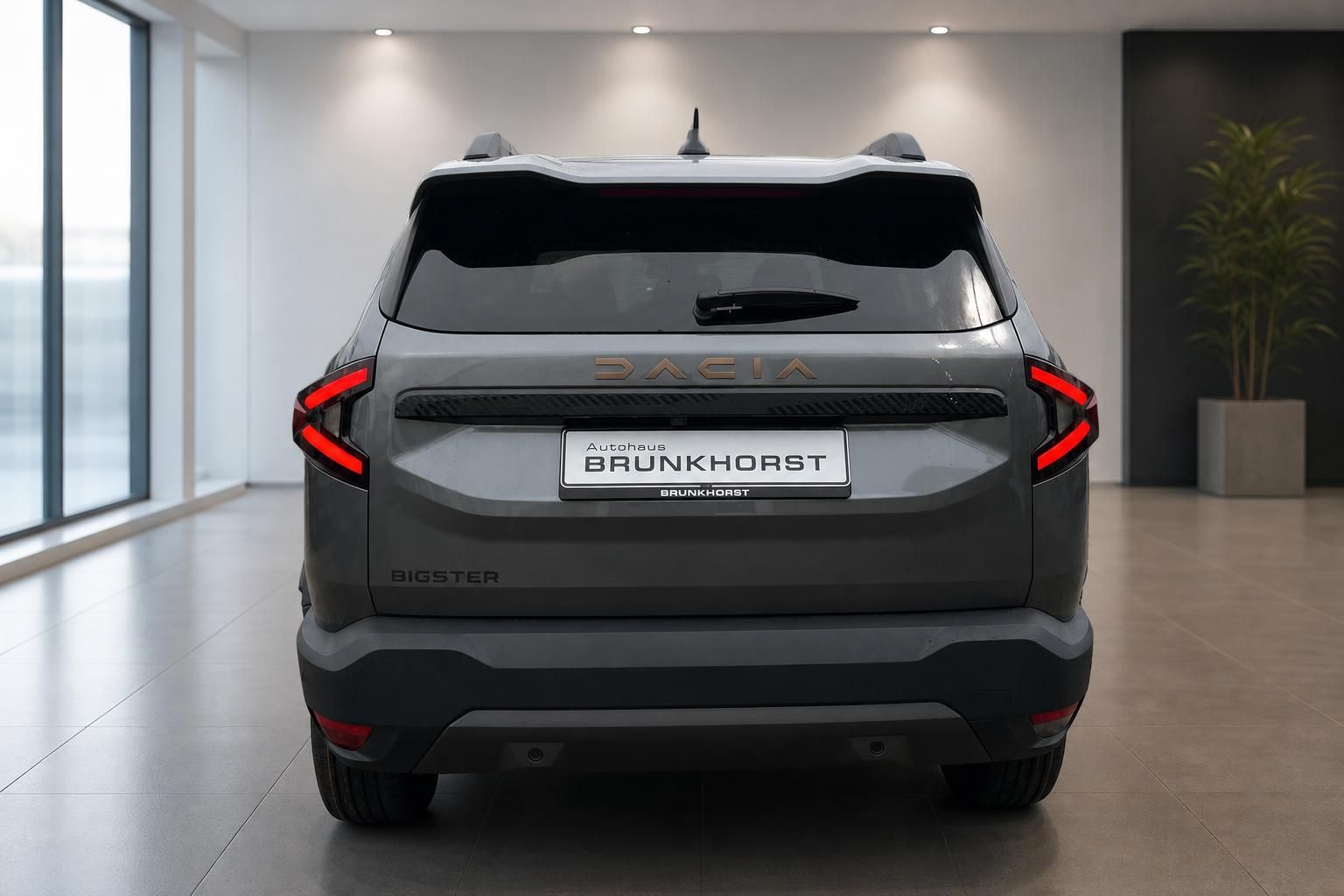 Dacia Bigster SUV Heckansicht in grau im Autohaus Brunkhort Showroom