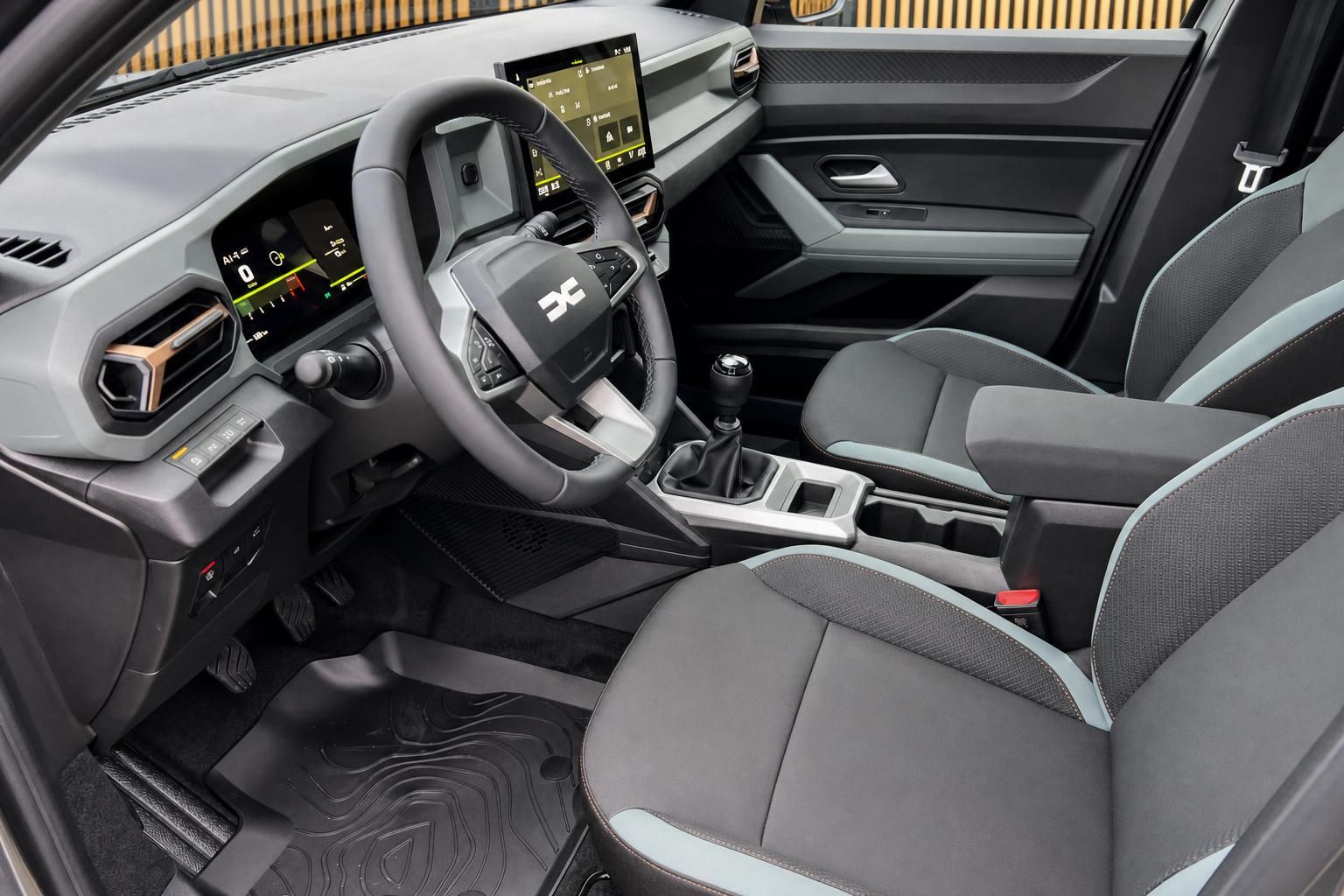 Dacia Bigster Innenraum mit modernem Cockpit, Touchscreen und Schaltgetriebe