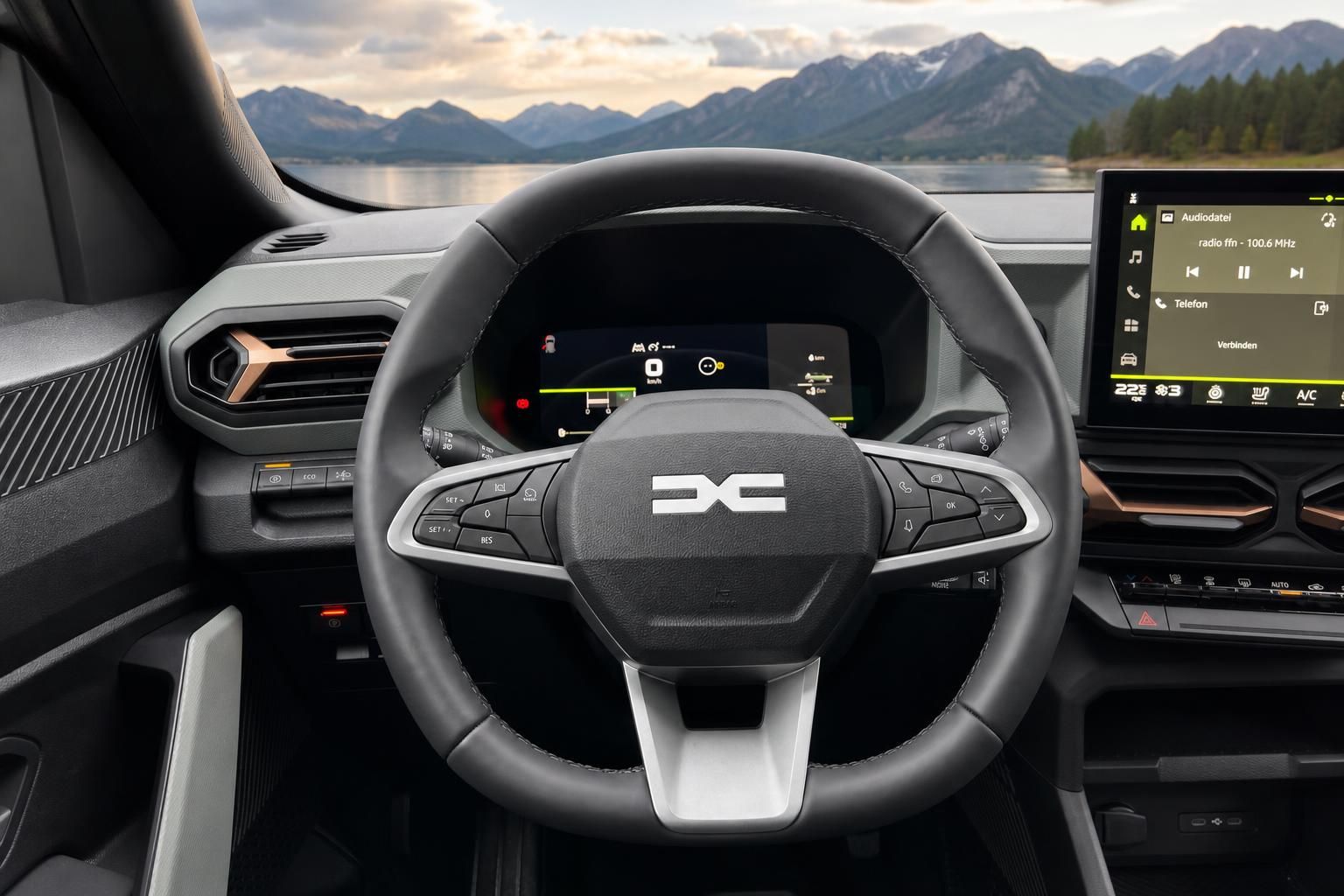 Fahrzeug-Cockpit mit Lenkrad, digitalem Armaturenbrett und Infotainment-Display vor Berglandschaft