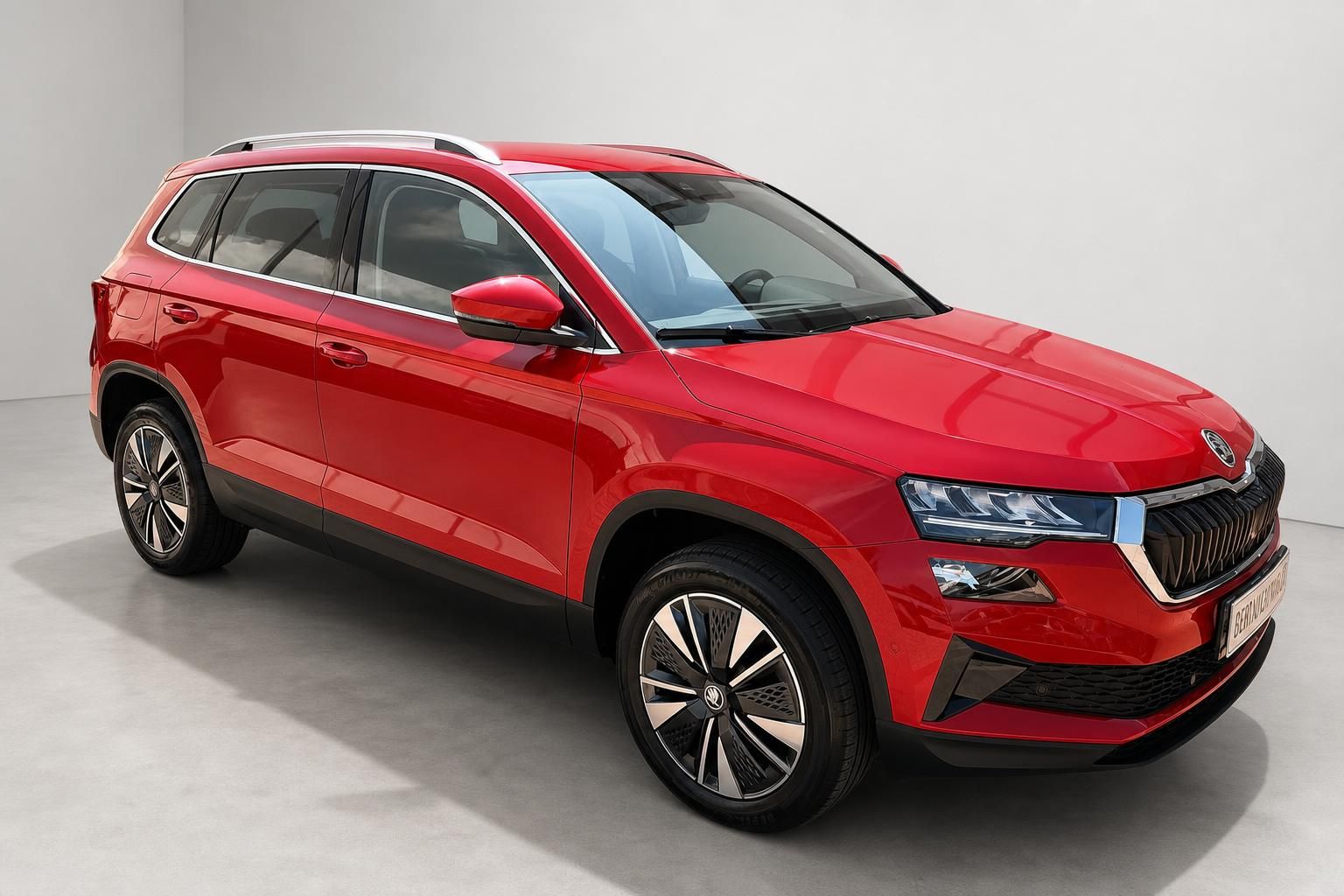 Skoda Karoq in Rot, Seitenansicht vorne im Fotostudio