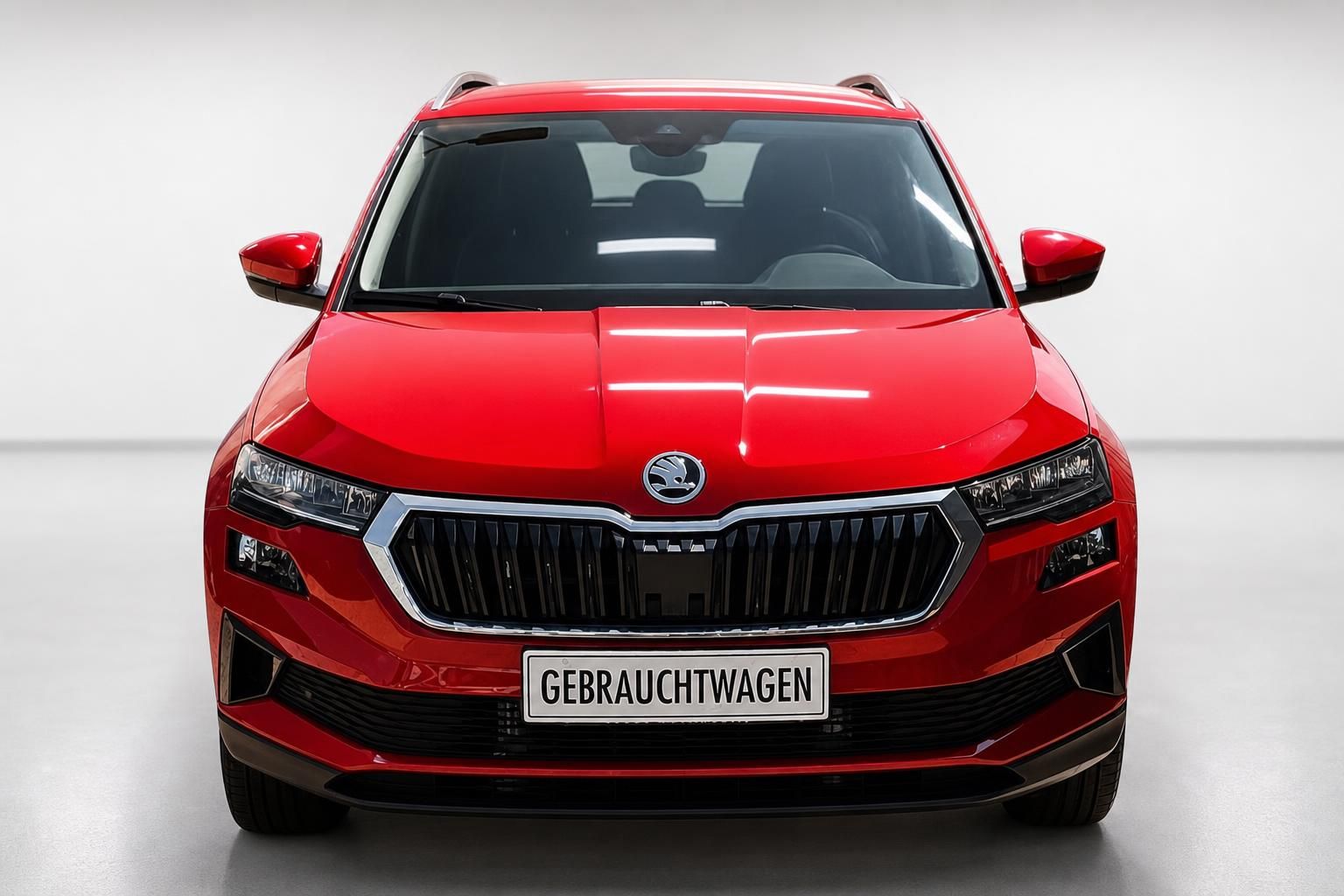Roter Skoda SUV Frontansicht mit Gebrauchtwagen-Schild im Fotostudio