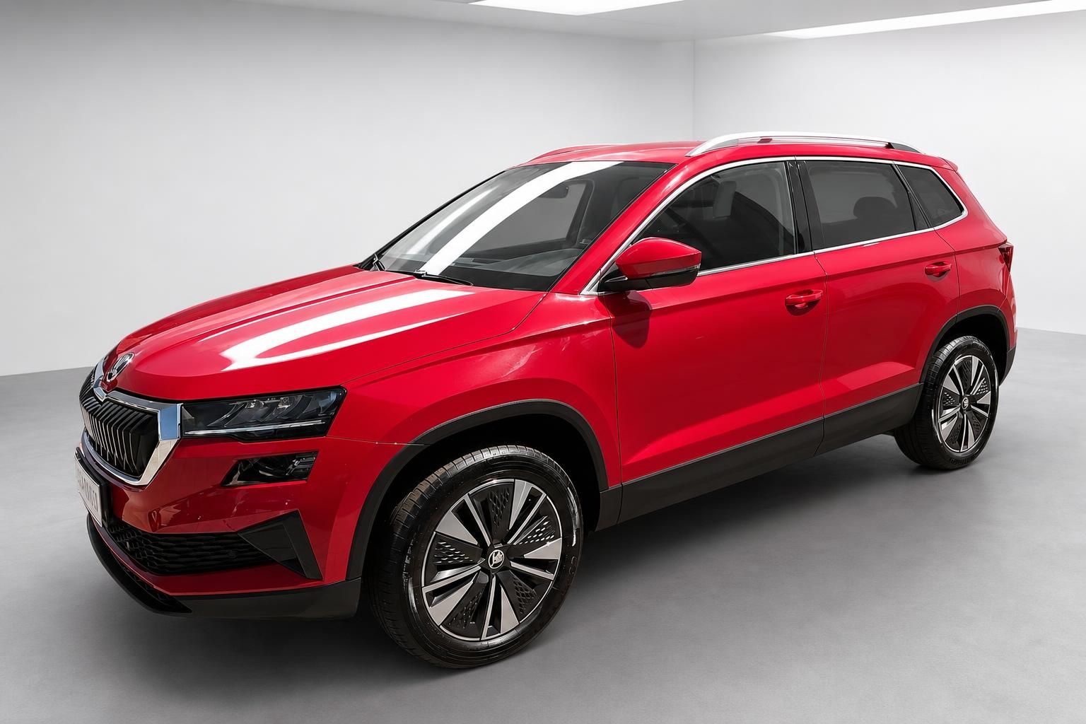 Roter Skoda Karoq SUV, Frontansicht schraeg im Studio
